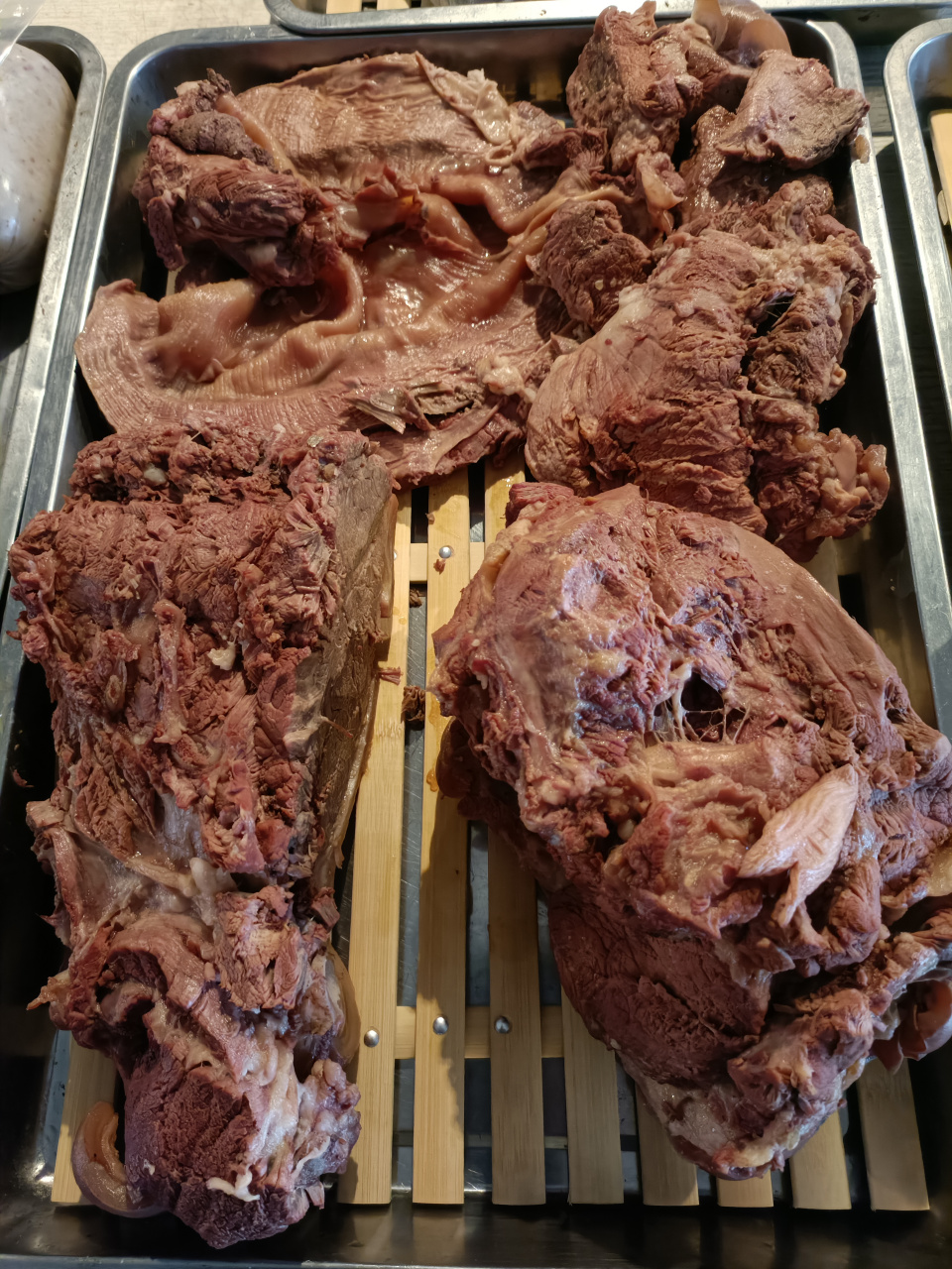 驴肉灌肠是赵县传统地方小吃,创制于清末,已有100多年历史.