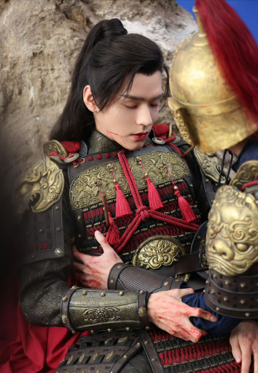 龚俊演的韩烨,身中数箭,凄美战损照.其实真的很美,看着也很凄凉.