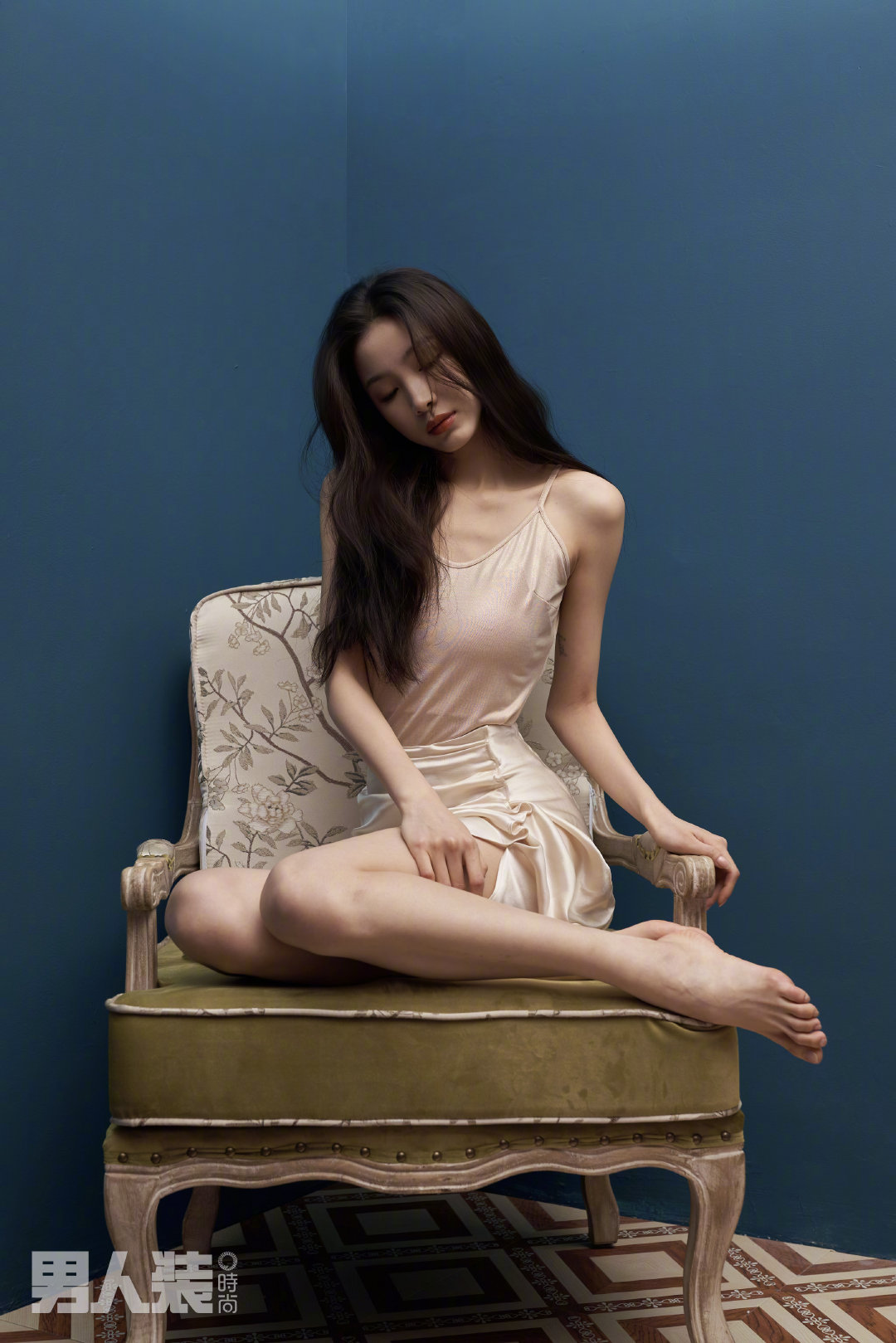 张楠《男人装》写真,美腿修长,文静优雅,楚楚动人