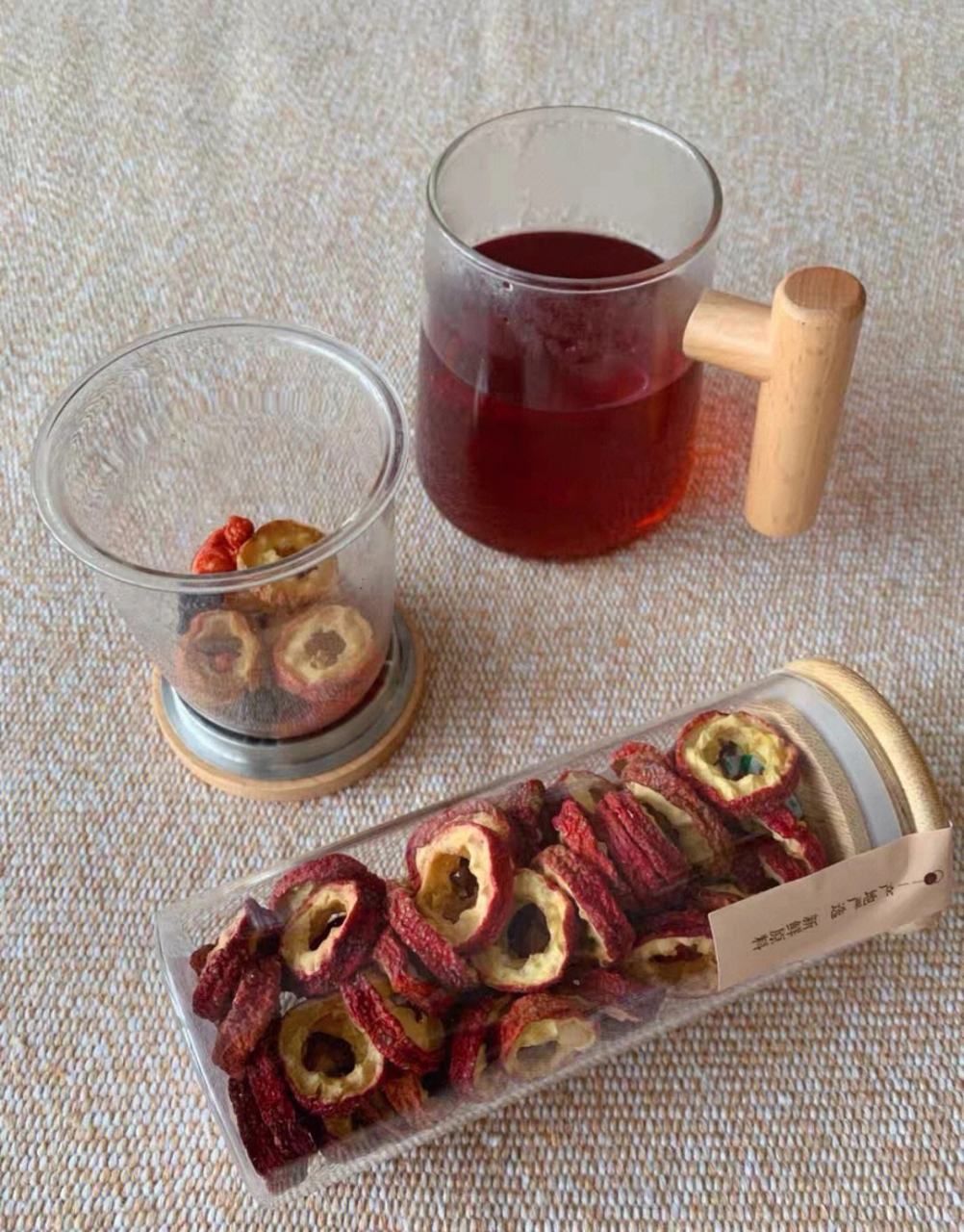 山楂泡水不能随便喝 山楂泡水,不能空腹喝,容易造成胃痛,也不宜大量喝