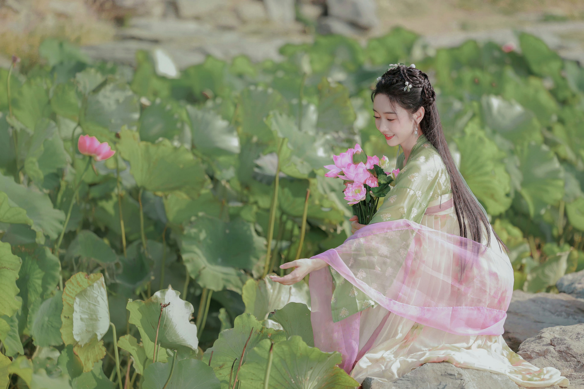 荷花仙子下凡尘 #汉服# #古风美女