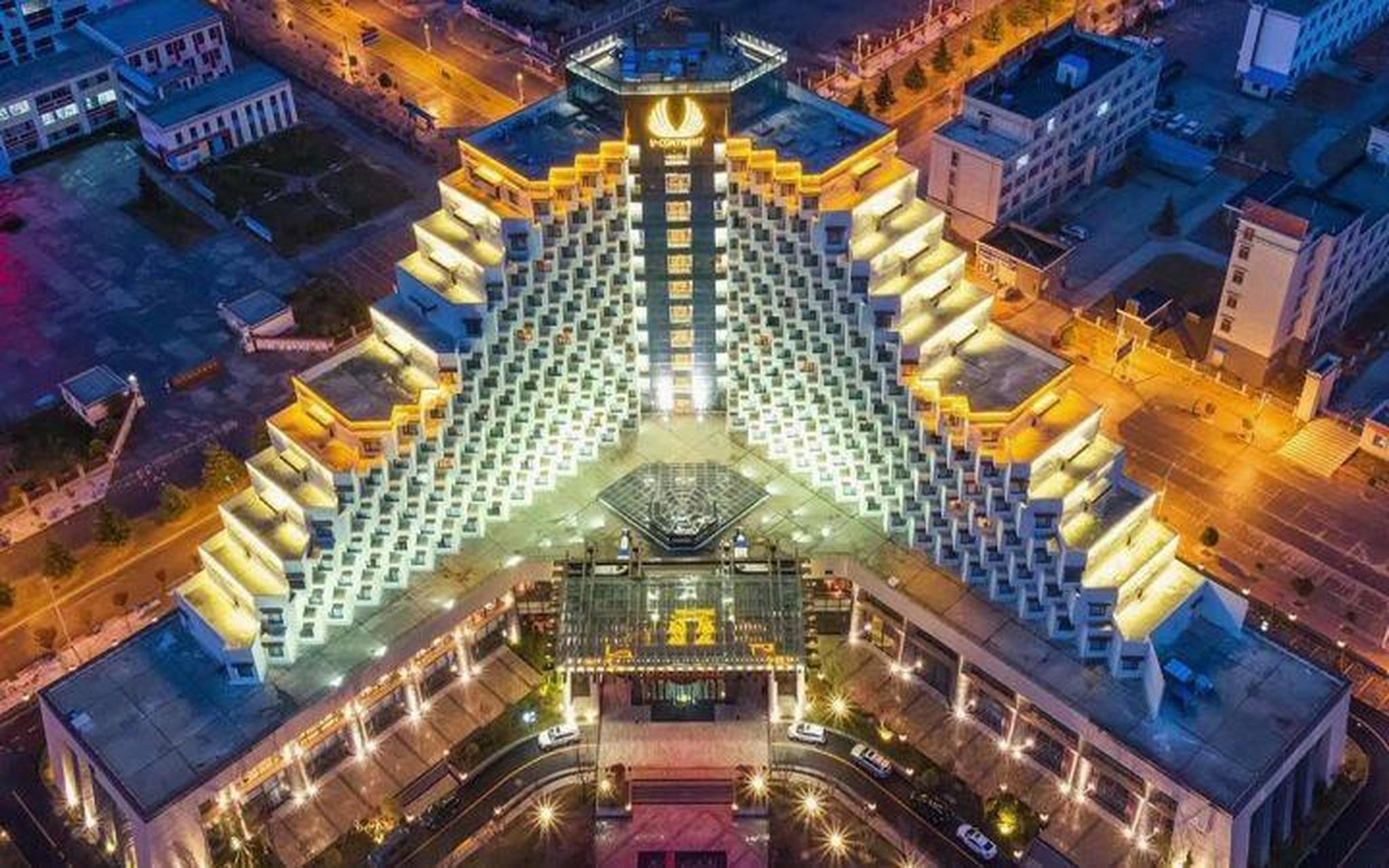 八一镇新城区核心位置,尼洋河畔,酒店距林芝机场45 公里,开车40分钟