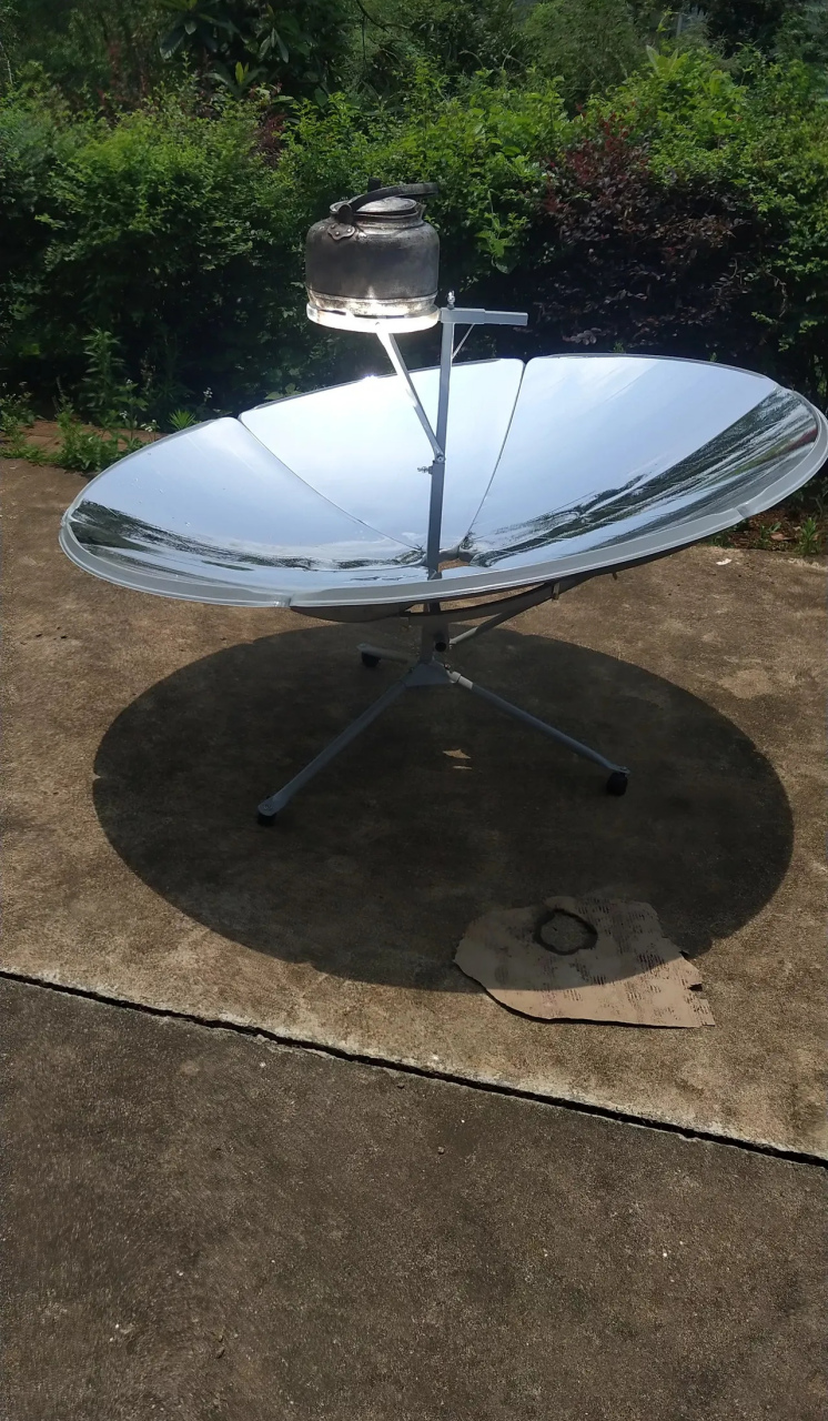 在网上买的太阳灶今天到货了,自己安装了2个小时,终于把它装好了,试了