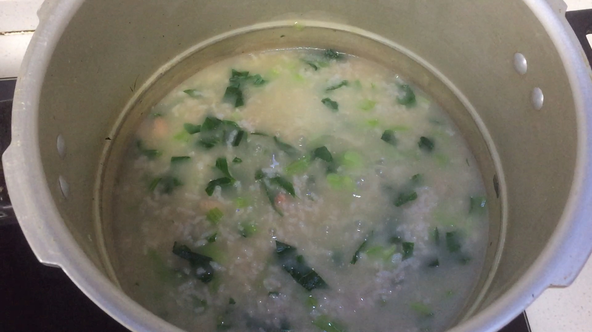 给大家分享一下,夏天开胃可口的花生青菜营养粥