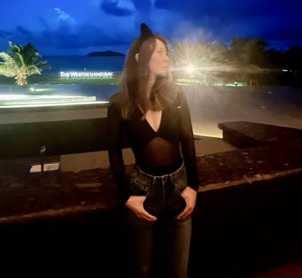 演员张恒晒出近照,身穿白色泳衣,坐海边炫白皙长腿