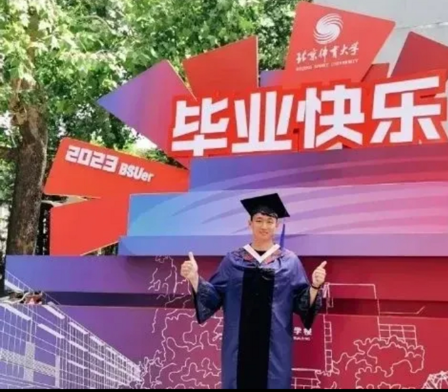 刘晓彤和老公从清华大学毕业啦!