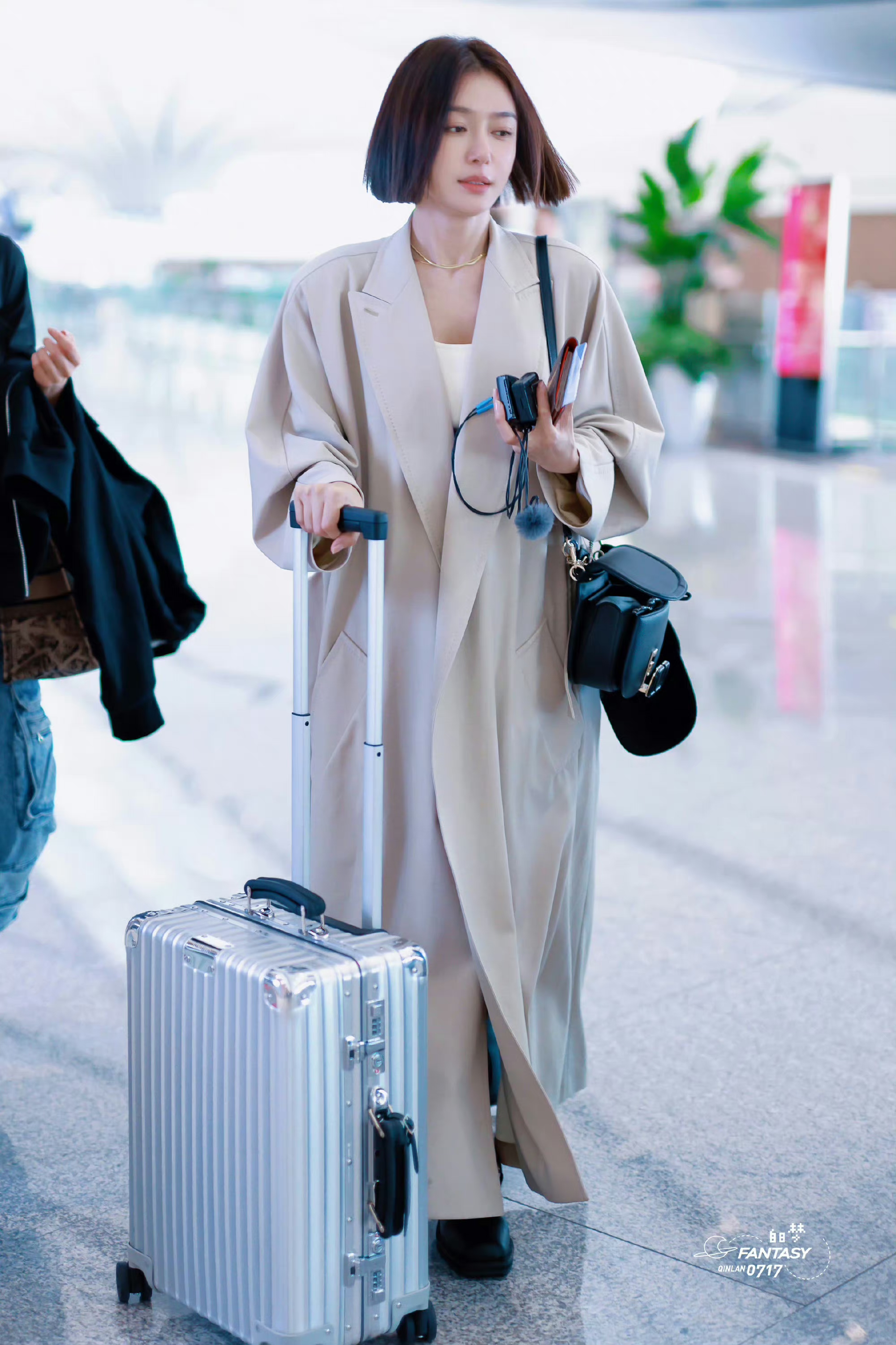 秦岚走机场"长大衣"快拖到地了,不过有一说一,长款就是能"走路带风