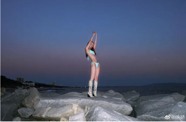 徐娇海边穿泳装照片热传,网友热议她的身材和美貌!