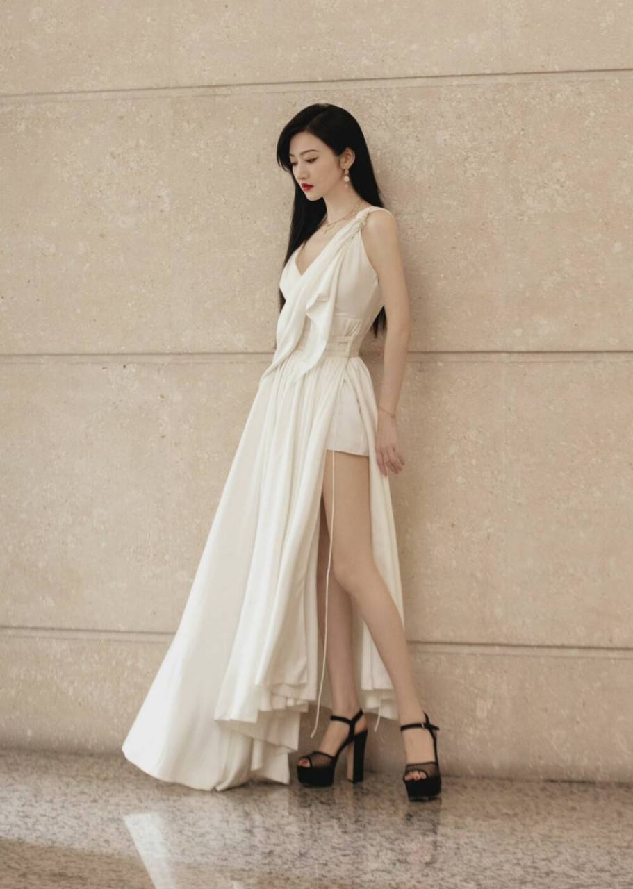 景甜的身材  由于身材出众五官精致,景甜还有"北影史上最美校花",以及