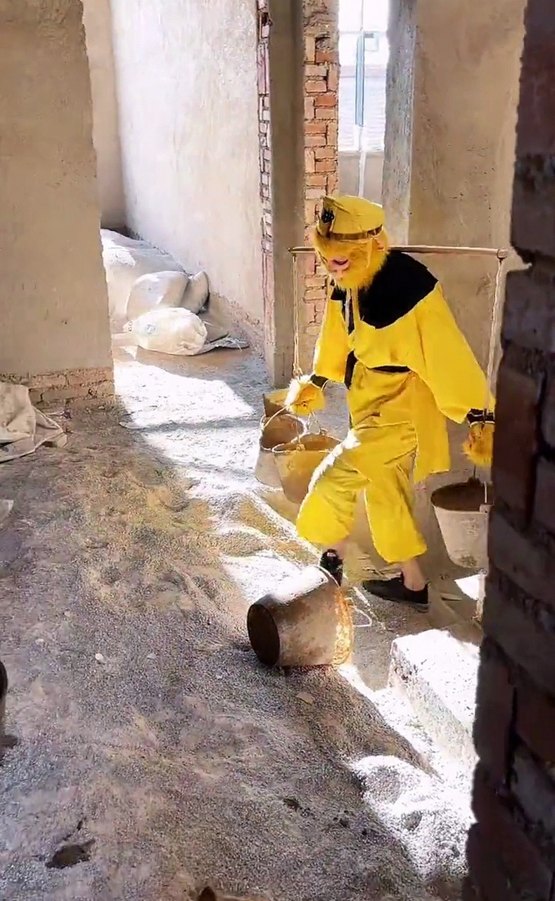 为了生活,连大师兄也不得不去工地搬砖.