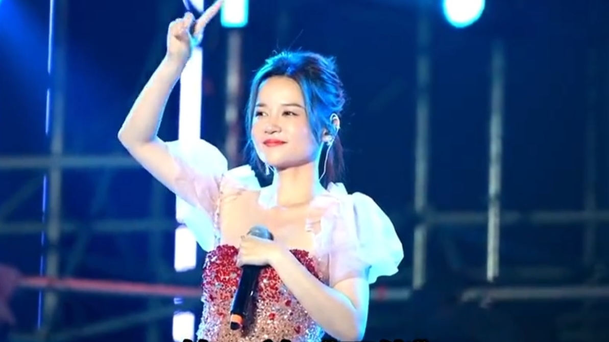 淄博烧烤音乐节,歌手程响助阵现场,她的歌都让听众产生共鸣!