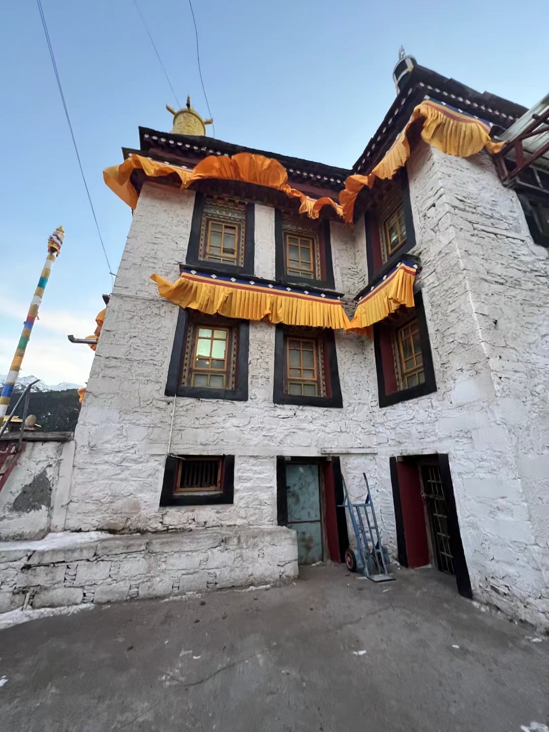 洛扎卡久寺全称吉祥隐修院公元1570年所 建位于山南市洛扎县拉康