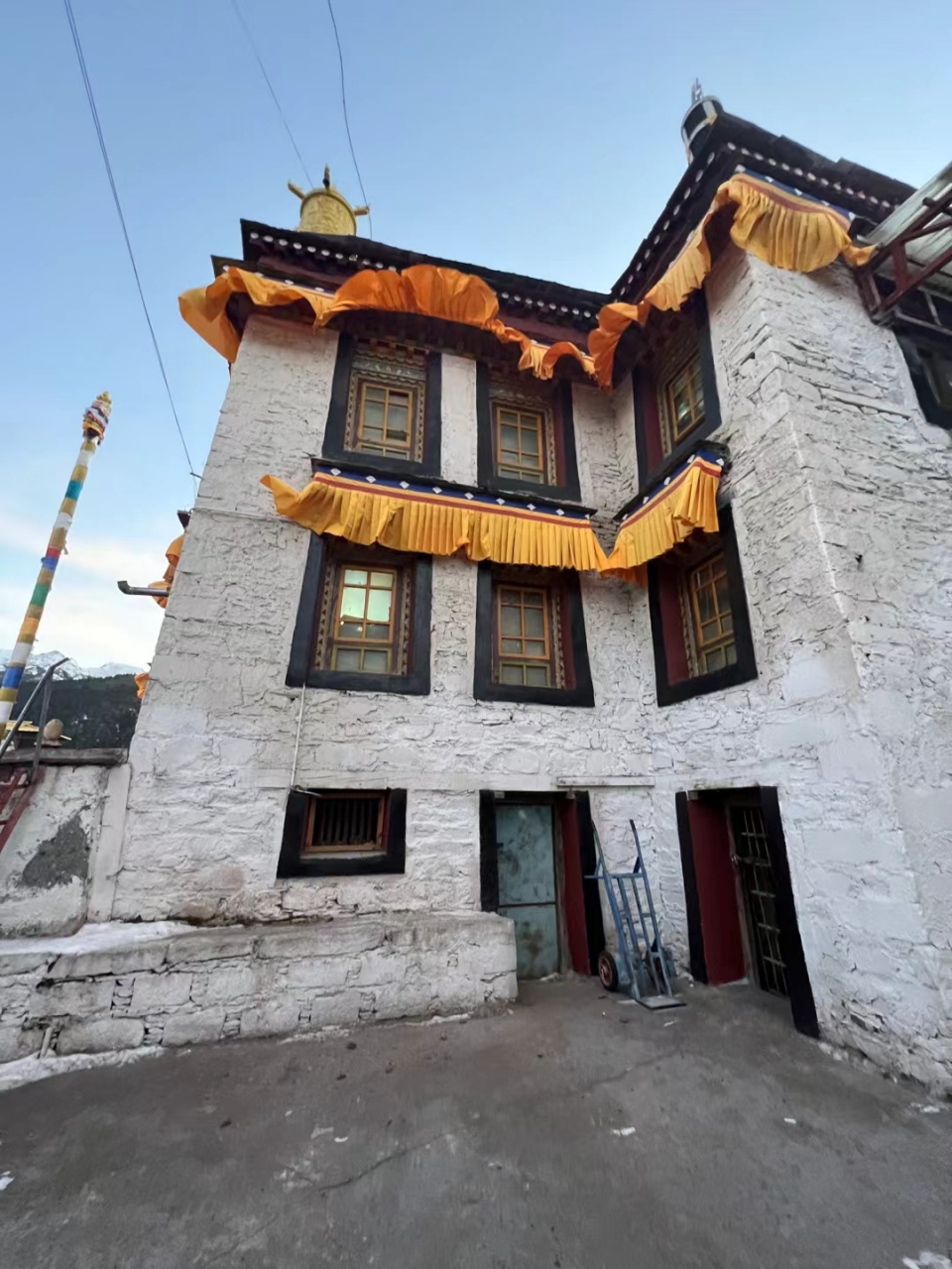 洛扎卡久寺全称"吉祥隐修院",公元1570年所 建,位于山南市洛扎县拉康