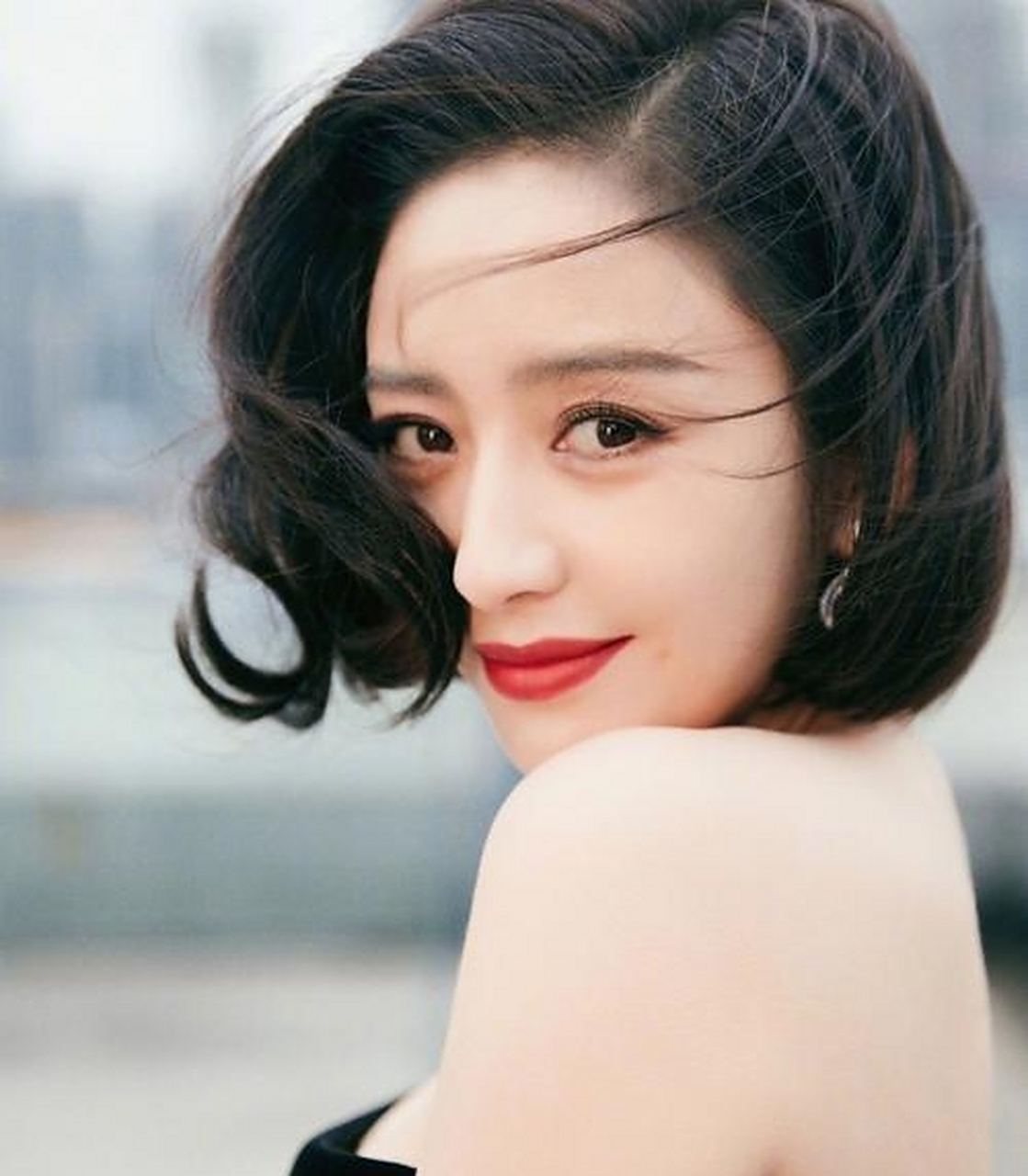 佟丽娅的短发装也是很美的