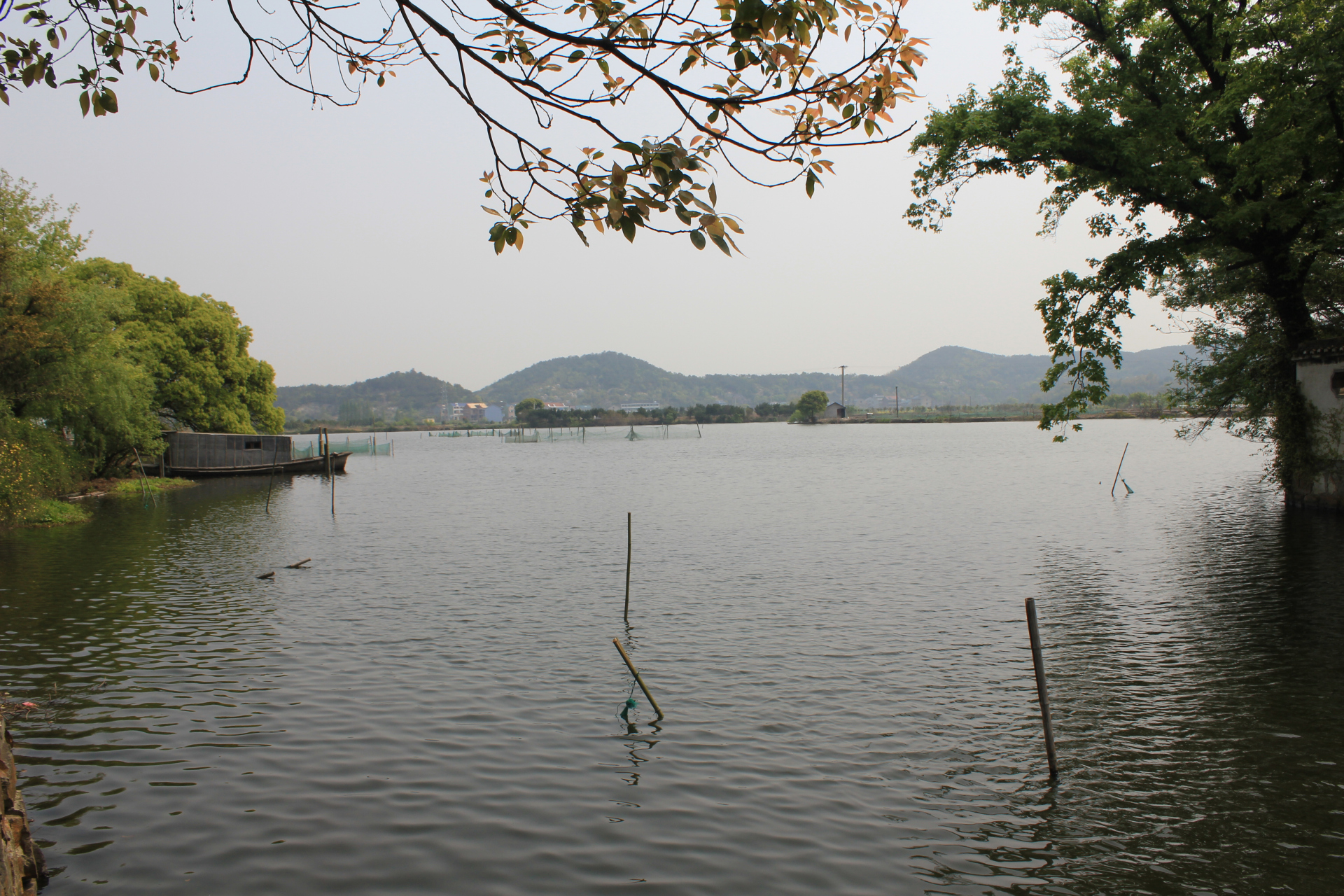 上虞驿亭附近的白马湖畔,民国时期建有一所著名的中学,当时很多著名的