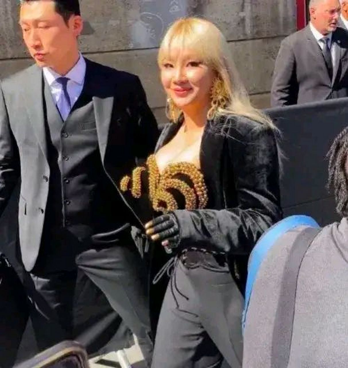 cl 现身巴黎高定时装秀造型,穿黑色外套,内搭金色珍珠衣服护胸太抢镜