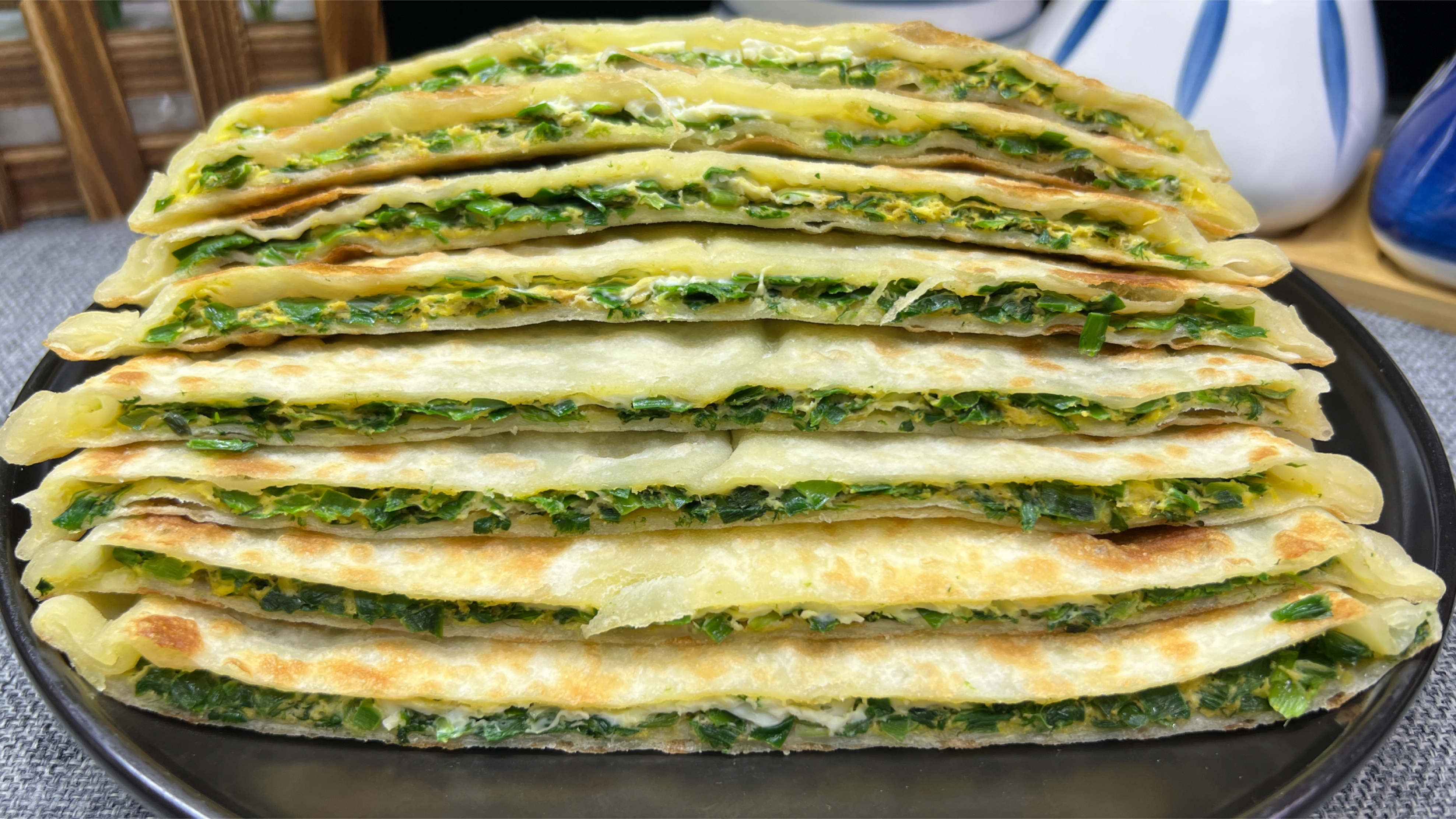 韭菜盒子,用开水和凉水和面都不对,教你一招,皮薄馅香凉了不硬