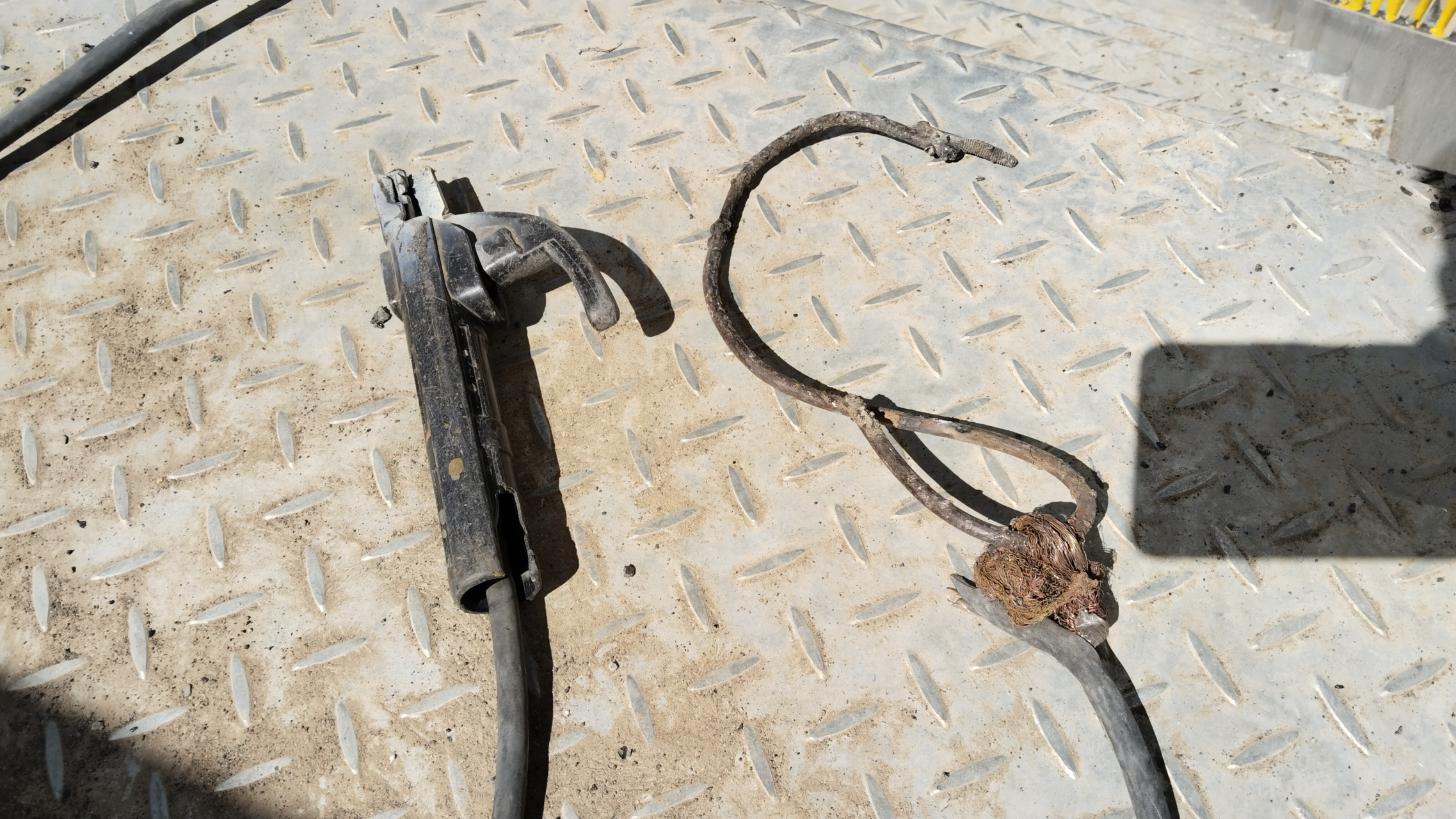 看看这焊机地线夹子!