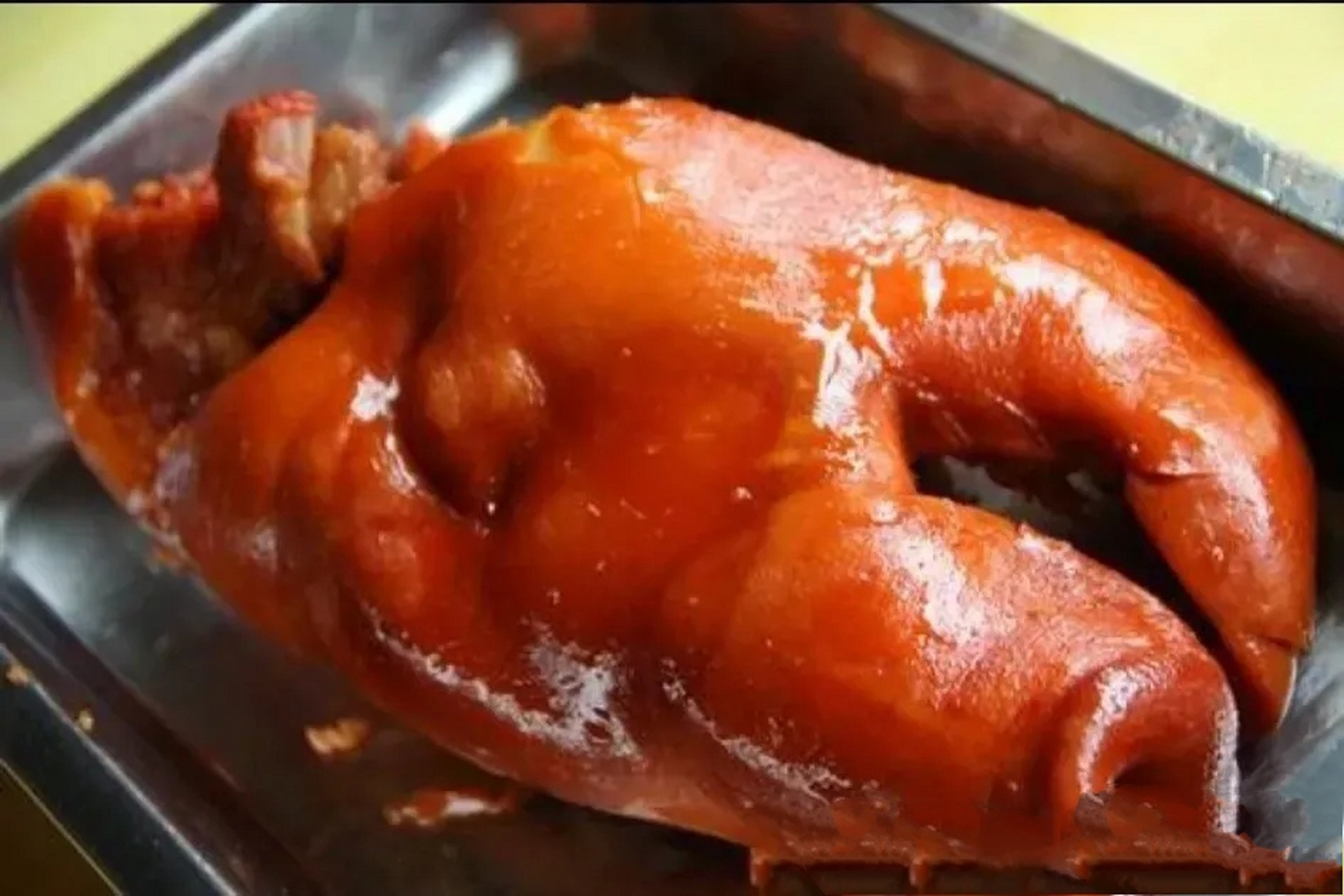 我去市场买菜,看到卤猪头肉挺漂亮的,就打算买一点,我家里人多,我就要