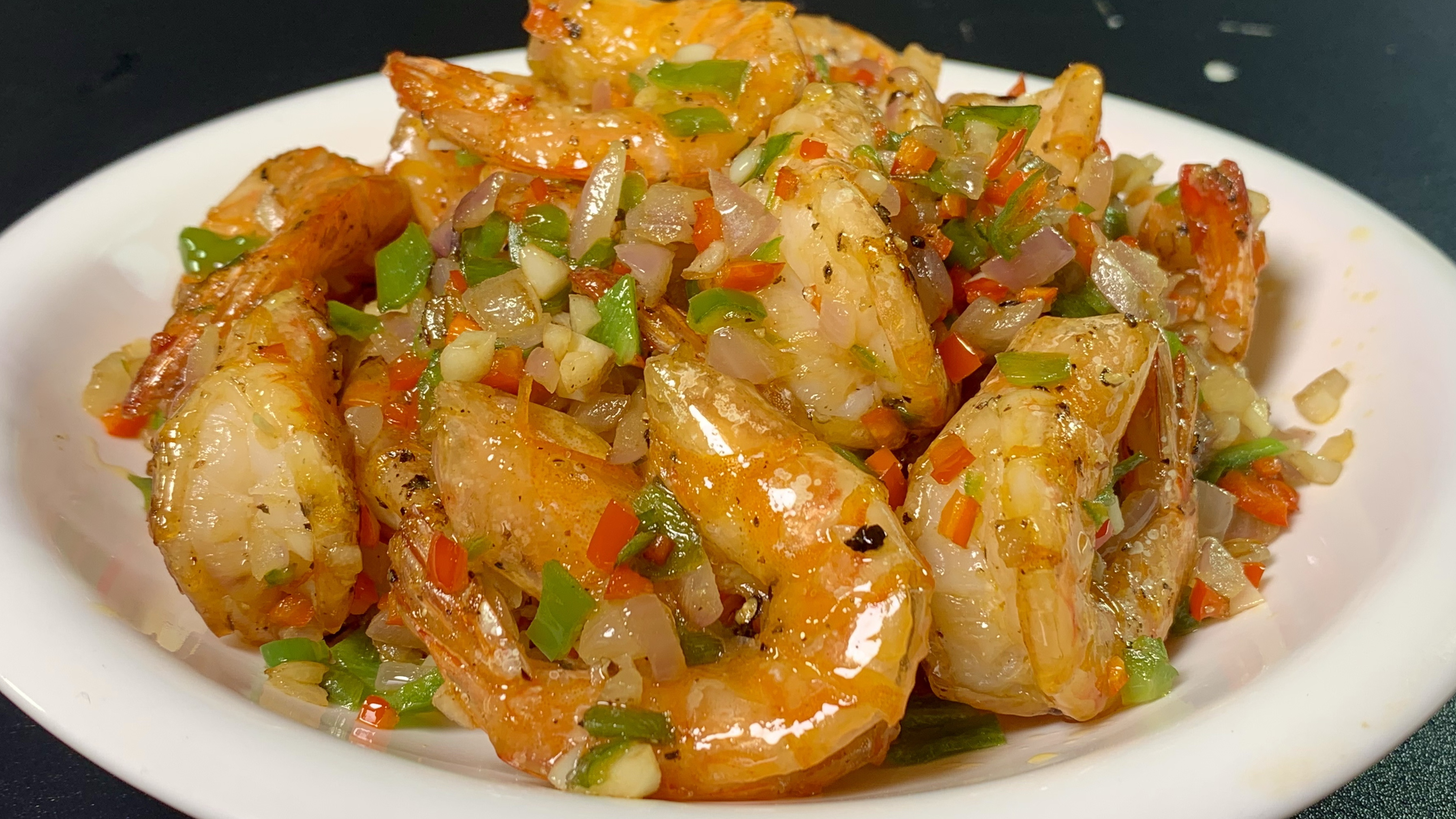 椒盐虾怎么做才好吃，原来有诀窍，外皮酥脆椒香，虾肉鲜嫩Q弹