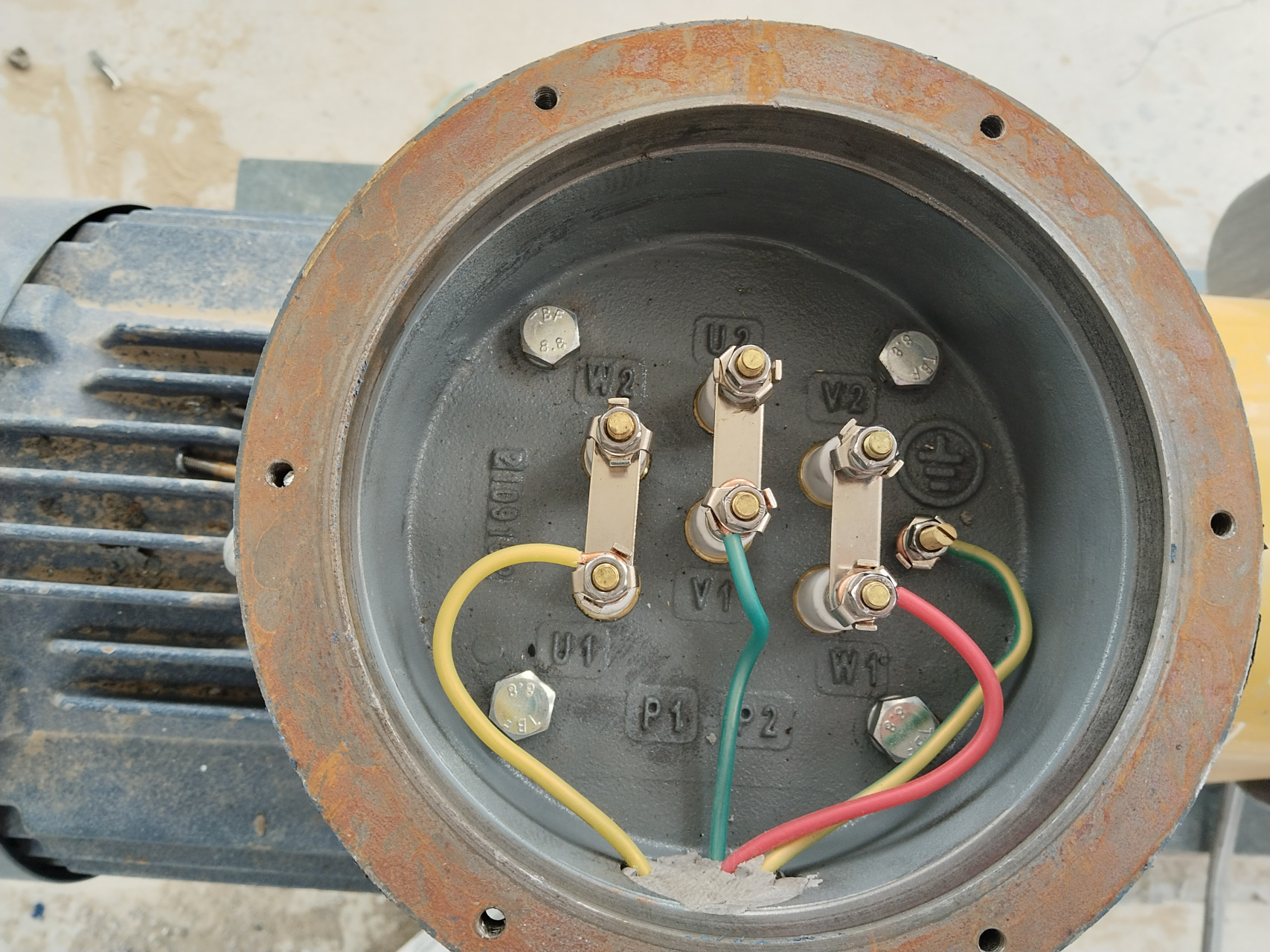 各位电工大神,第二个图片是星形还是三角形接法?