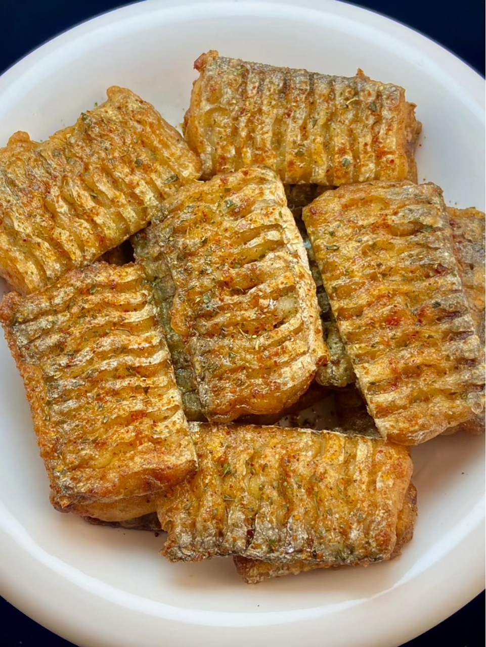 电视上的美食节目正在教炸带鱼段,我和媳妇同时转头看向对方,上次买的