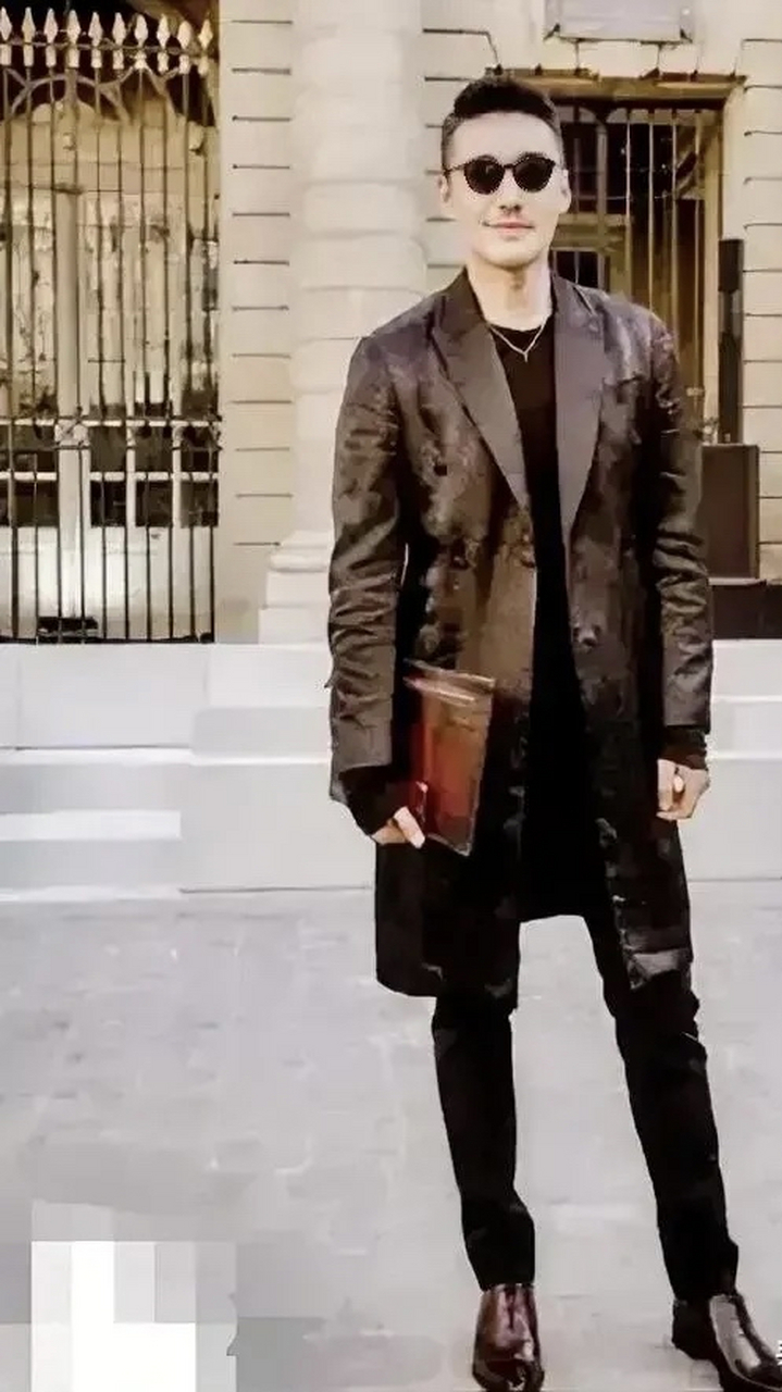 最近,40岁的杨烁与52岁的胡兵同框的照片在社交媒体上引起了一波讨论.