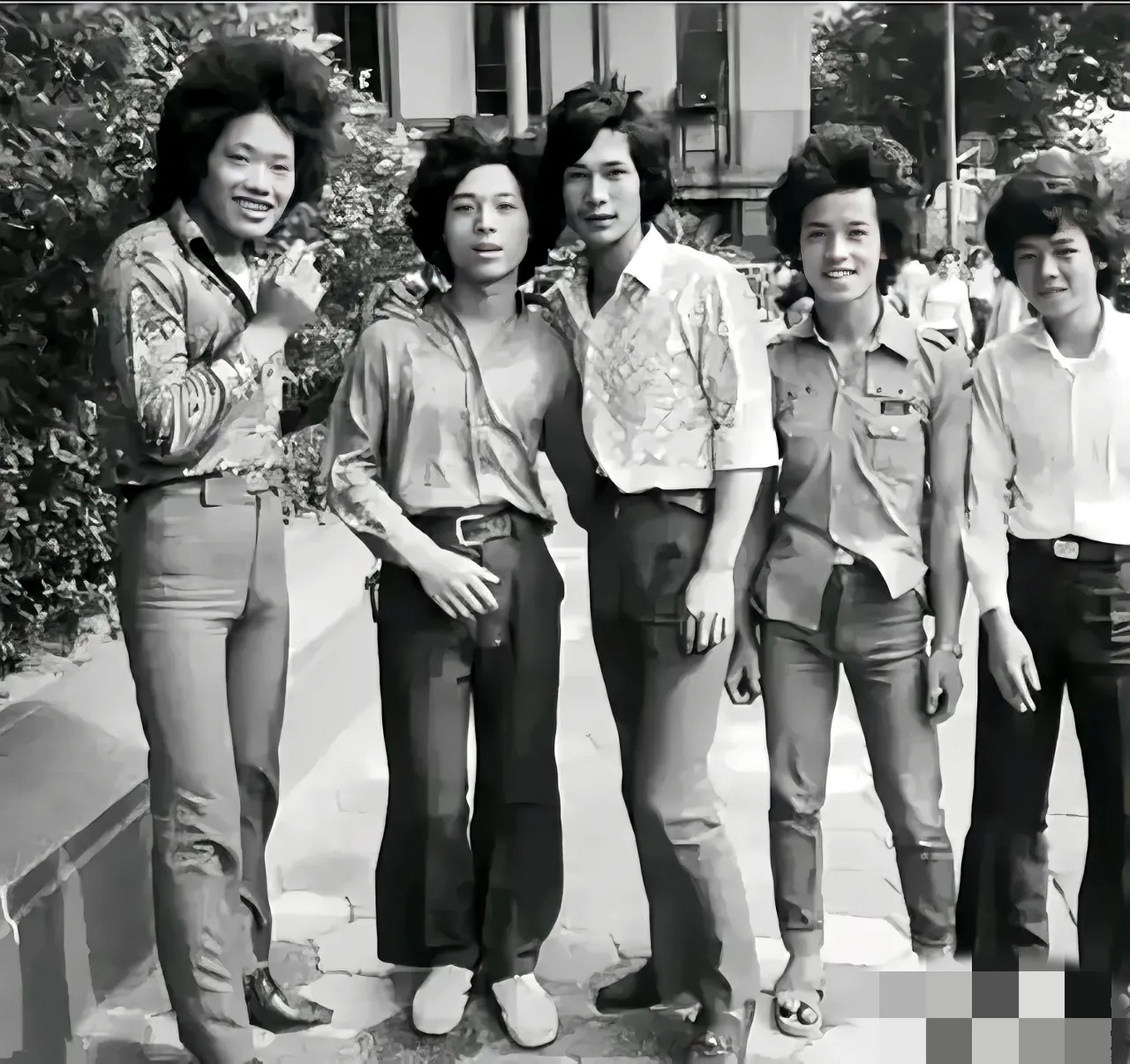 这是80年代上海街头合影照,看这里五个时髦的青年小伙子,他们都留着