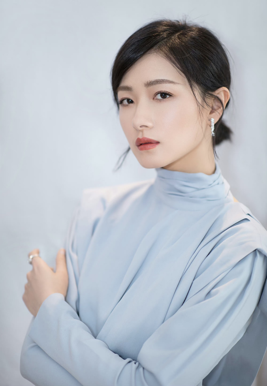 万茜真的也好美,这身穿搭颜色很清新,看起来好娇柔