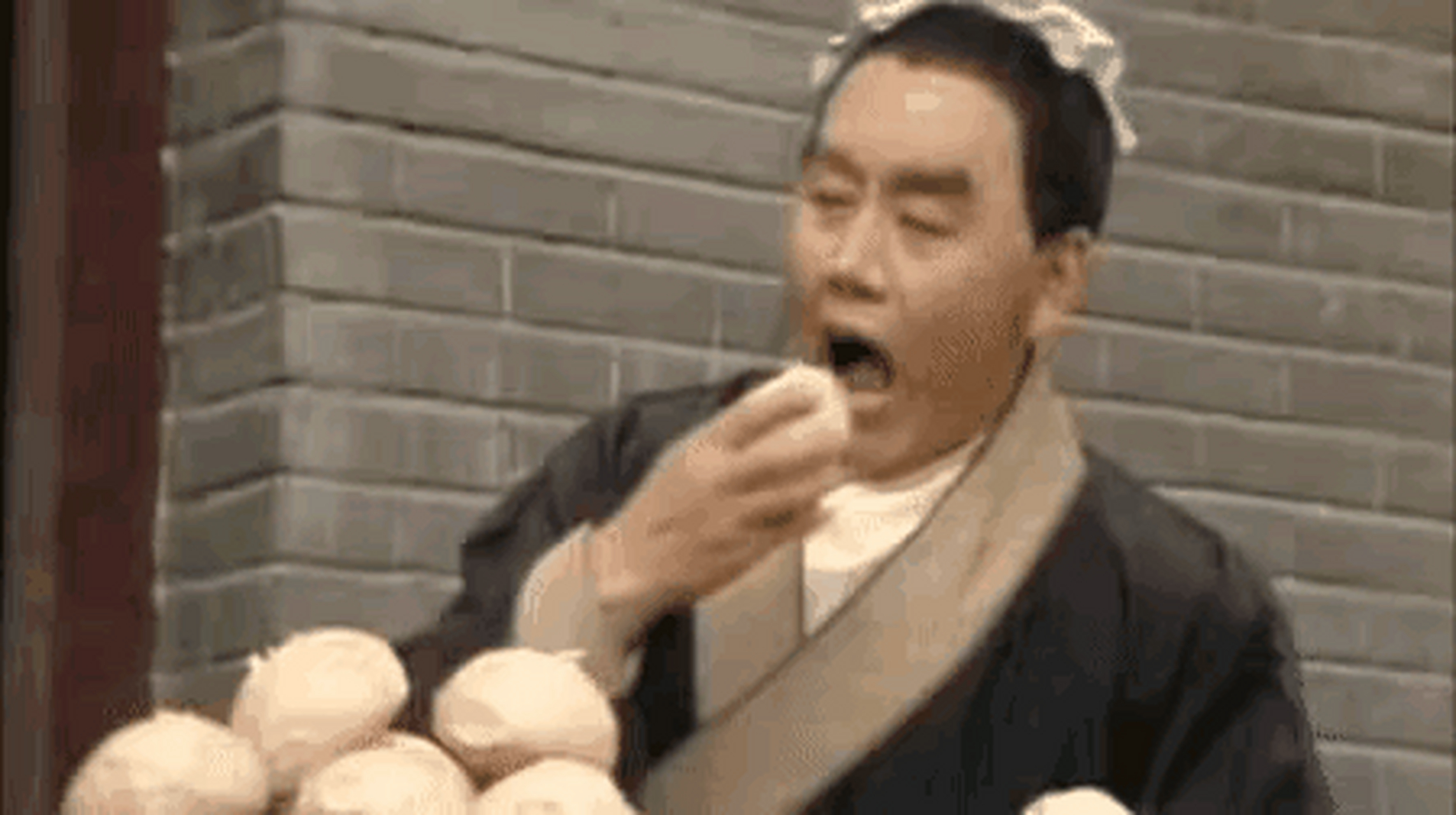 86版的《西游记》猪八戒在高老庄吃馒头时那是真吃,一口一个,后面再拍