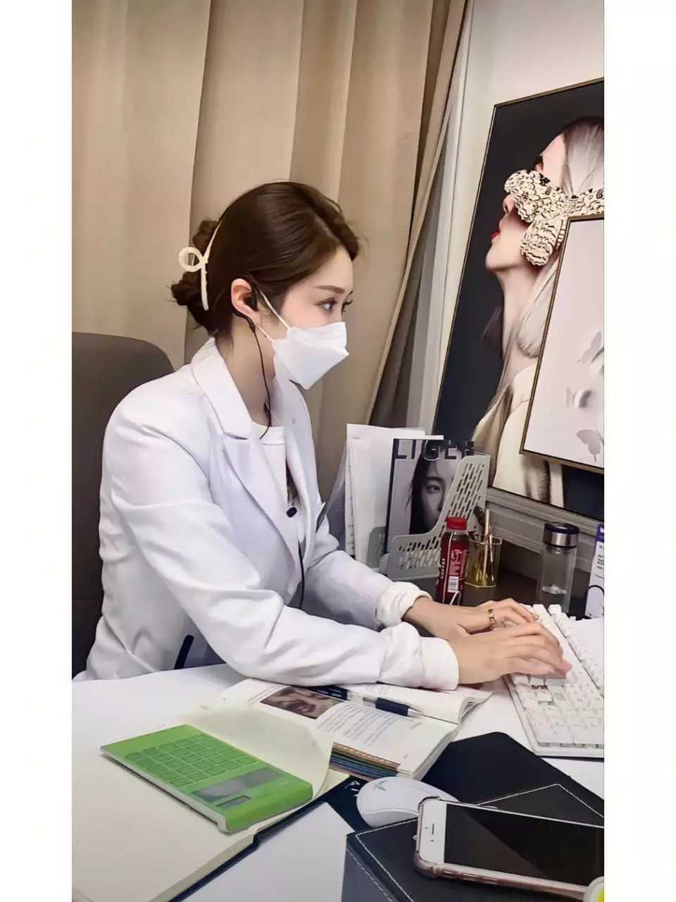 美女认真工作的样子也很迷人