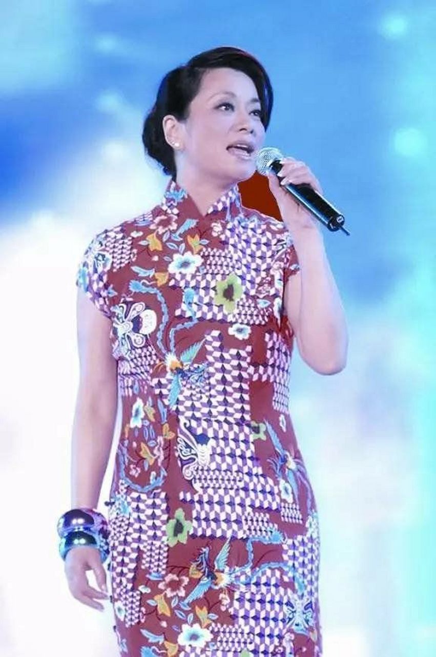 今天给大家推荐80年代著名女歌手毛阿敏演唱的歌曲,在那个时期她演唱