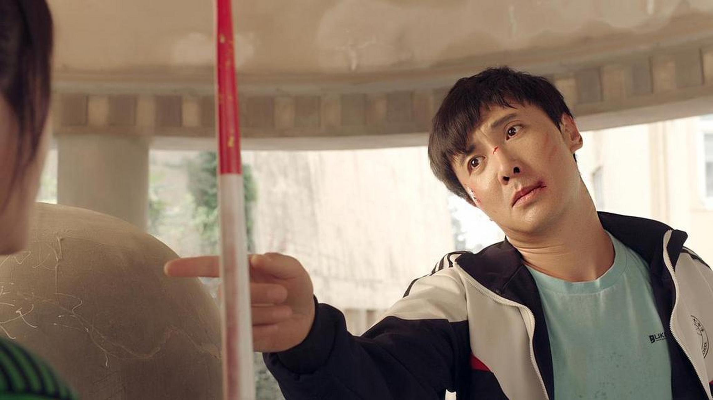 《夏洛特烦恼》讲述了昔日校花秋雅(王智饰)的婚礼正在隆重举行,学生