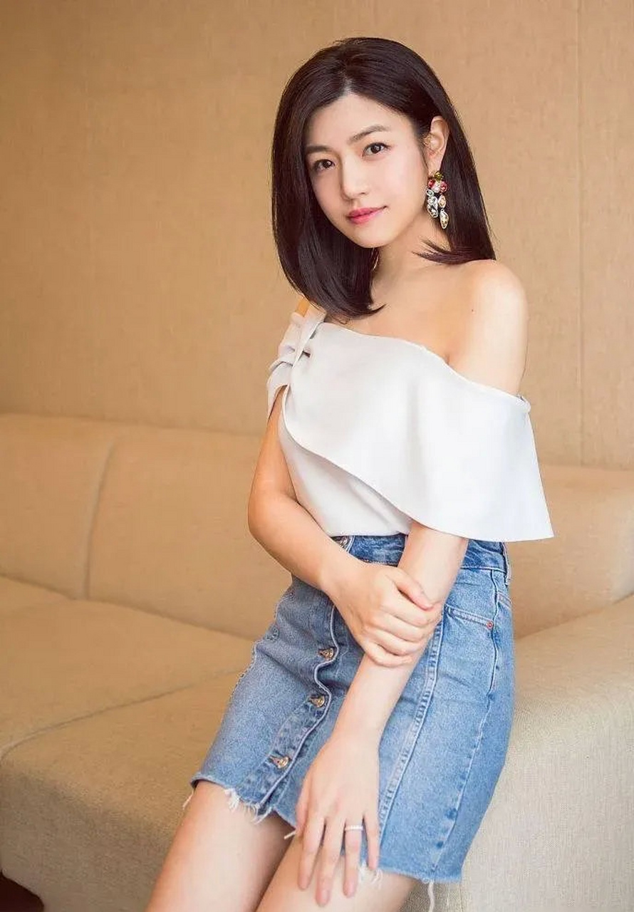 露面的陈妍希最新造型曝光,没想到遭到了全网的嘲笑,娃娃脸搭配短卷发