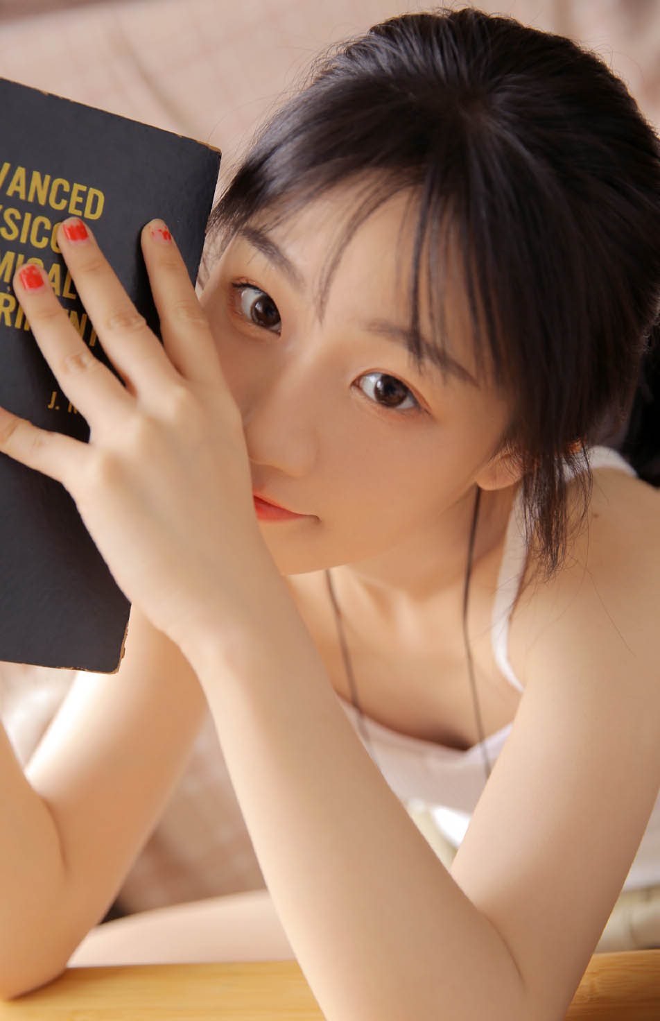 粉嫩表妹身着吊带装热裤拍摄写真集,表哥我不淡定了