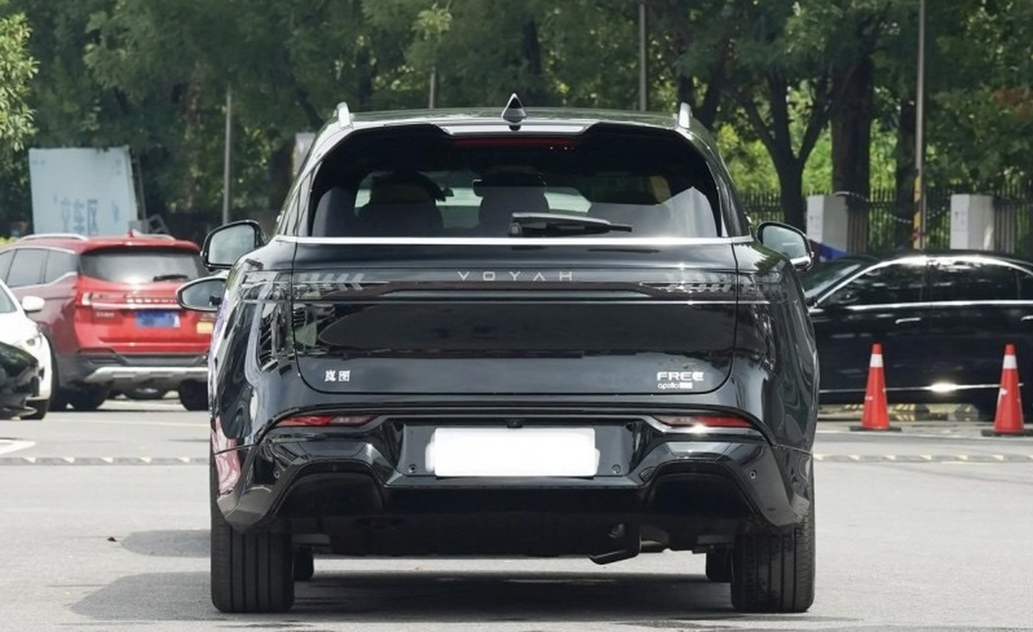 新车沿袭岚图free dna的设计,相较现款更加 动感,前脸的设计在直瀑式