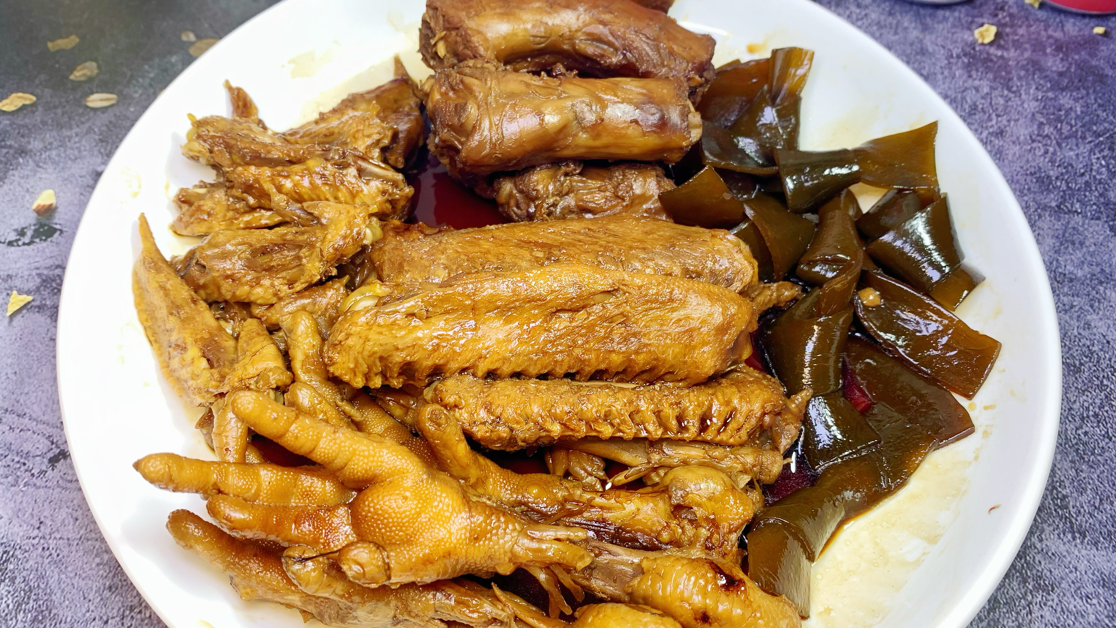 想吃卤味别再出去买了吃了,自己学会在家做,香味十足,肉嫩软烂