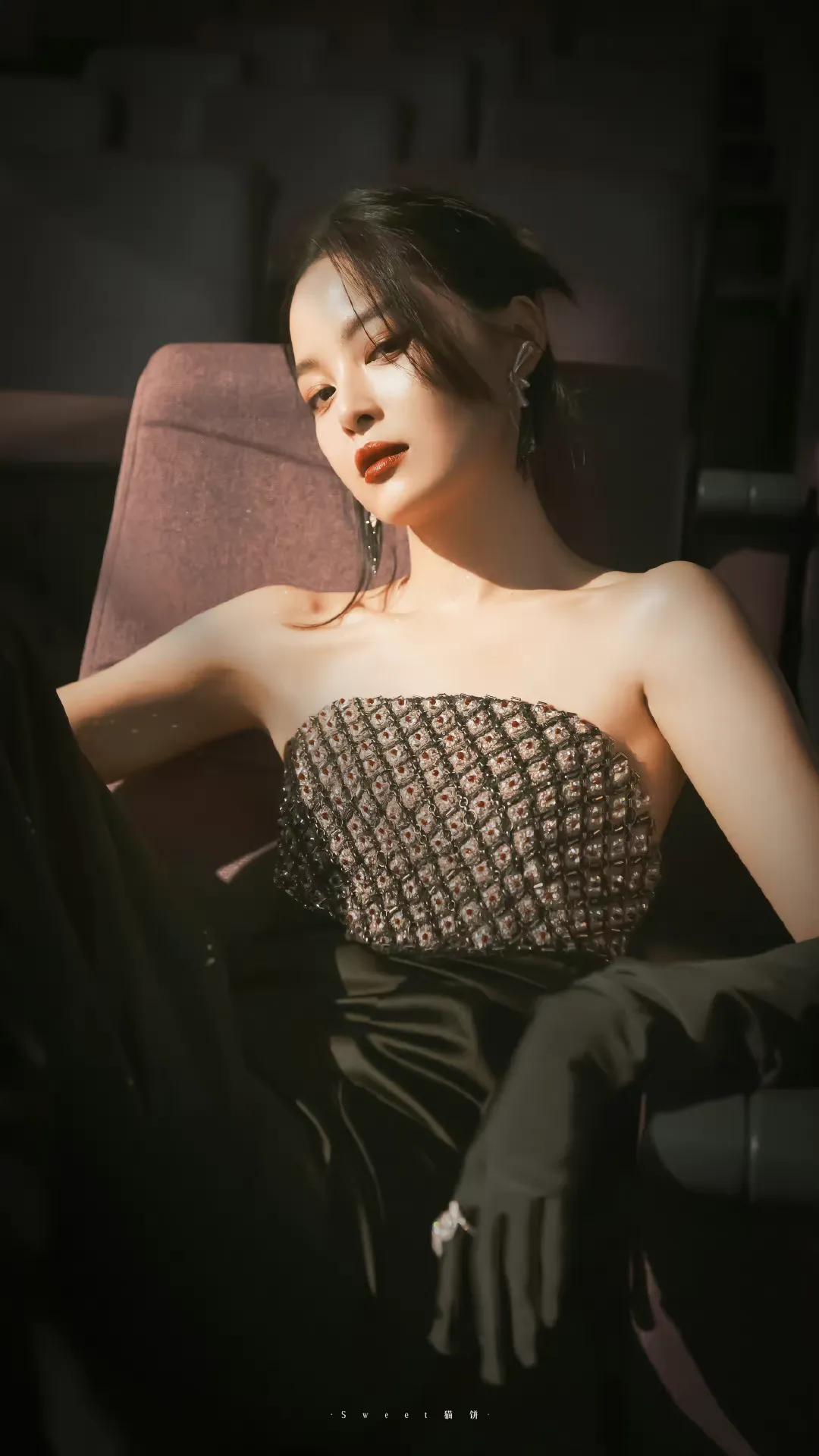 辛芷蕾高清写真美图,性感的身材曲线,魅力十足