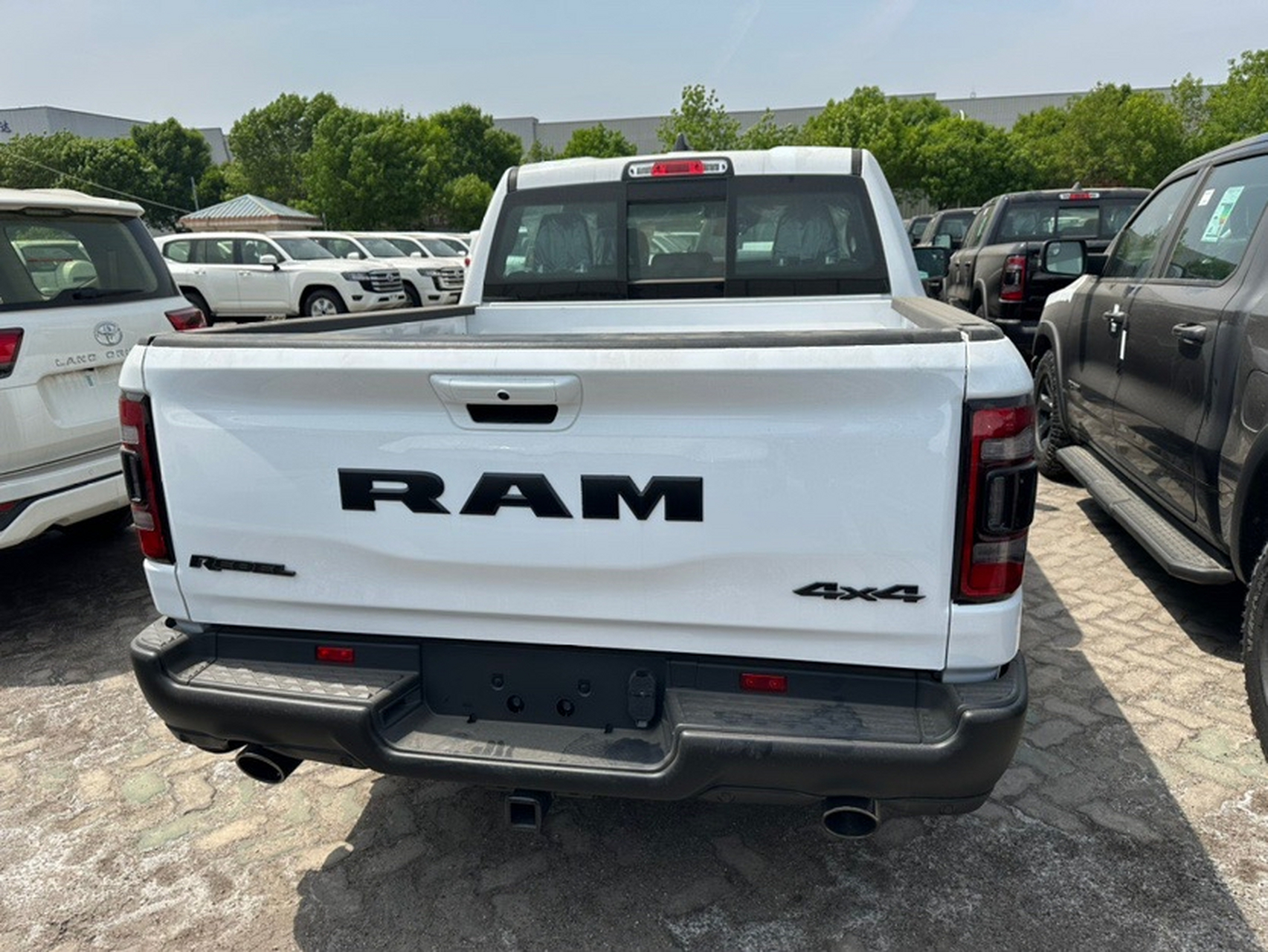 平行进口道奇公羊叛逆者5.7皮卡