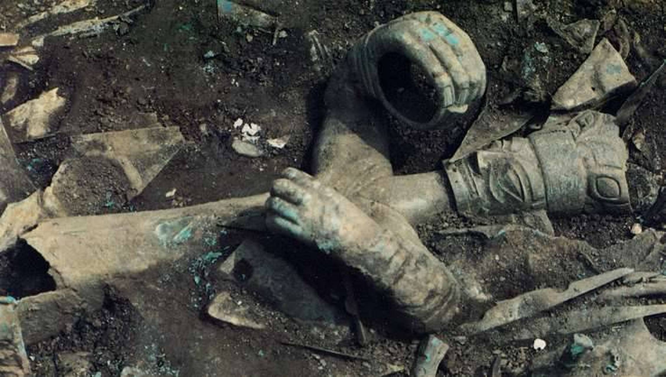 青铜大立人像出土情形#传统文化# #三星堆