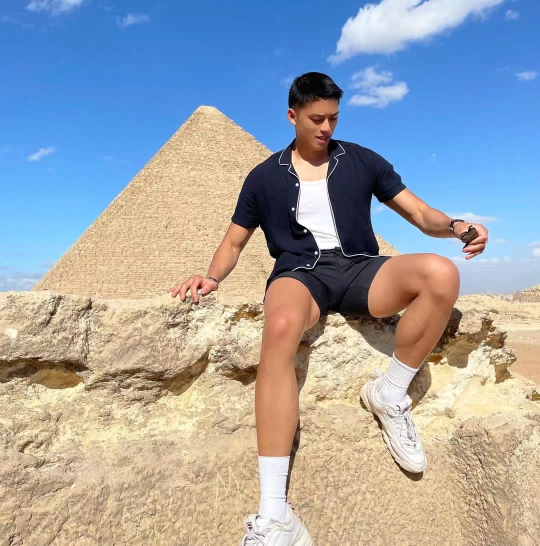 黑皮男模既阳刚又帅气,扎实的肌肉尽显男友力,拍照超上镜