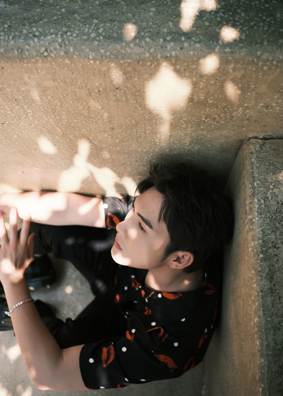 张彬彬夏日花衬衣写真