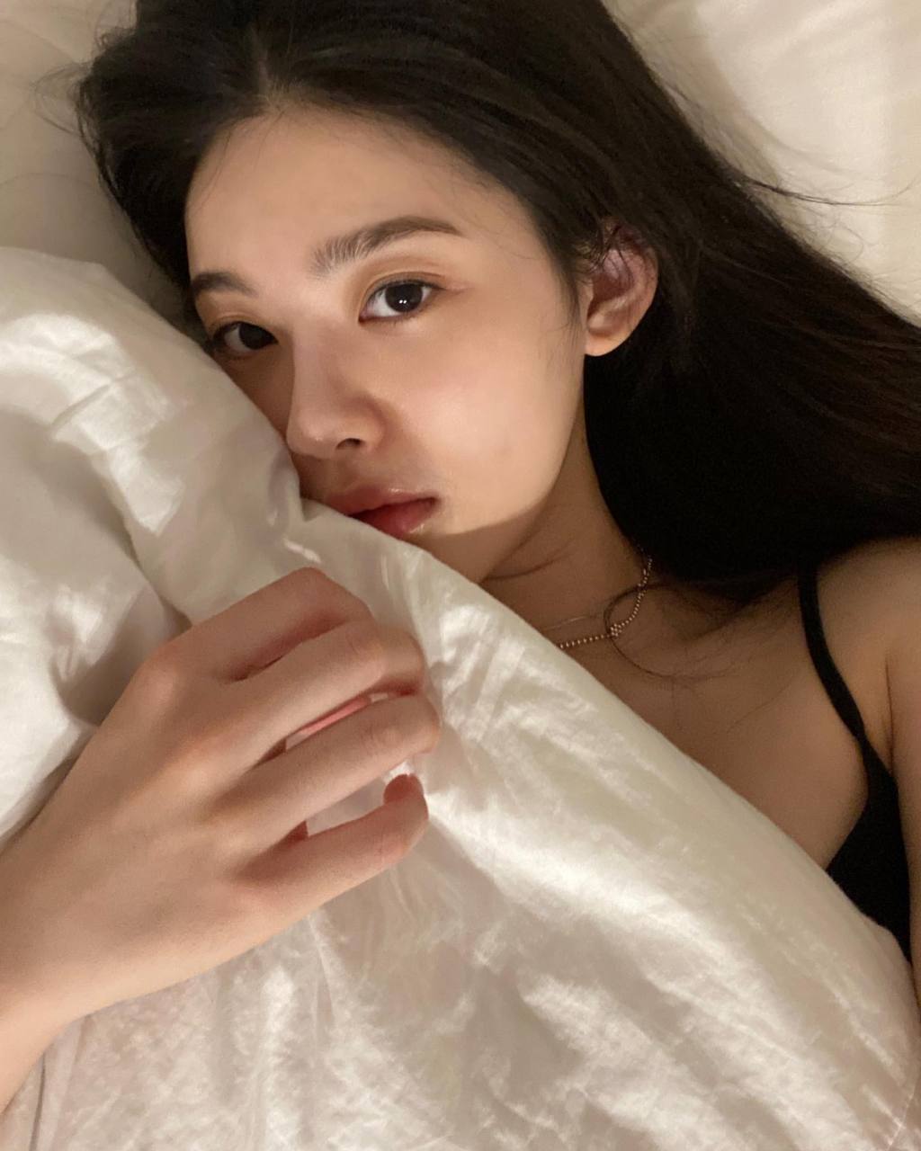 睡前自拍,有点憔悴了