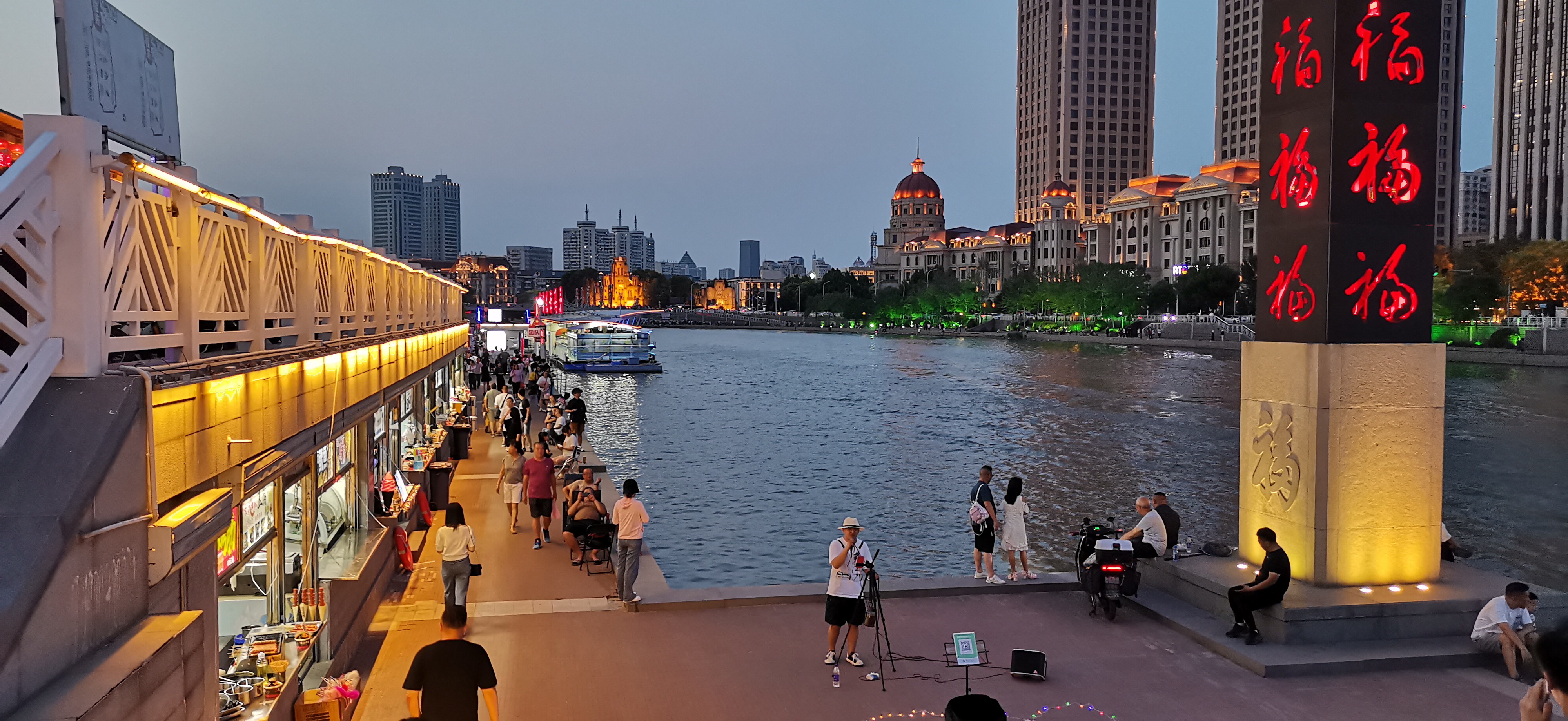 天津古文化街码头海河夜景很美