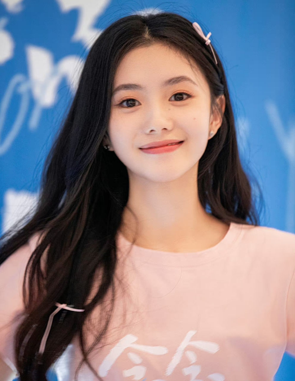 刘浩存对着观众眨眼wink扮可爱,甜美的气息溢出屏幕,她为了作品宣传很