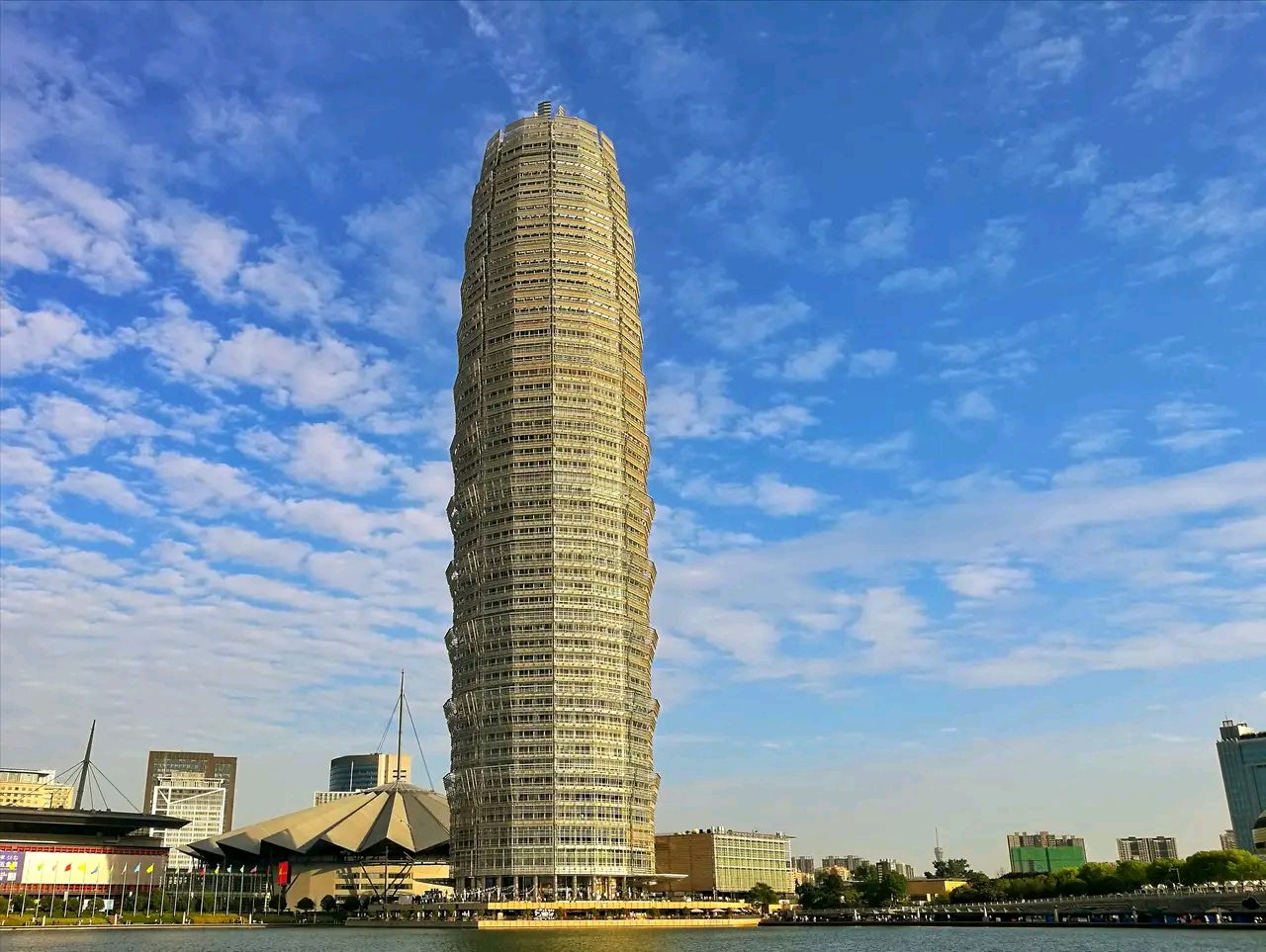 郑州"大玉米"又双叒被拍,单价从5万跌到3500,仍无人问津?