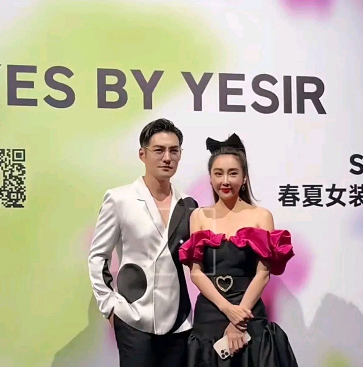 43岁的严屹宽依然帅气,老婆杜若溪有点儿整容脸,看着不自然.