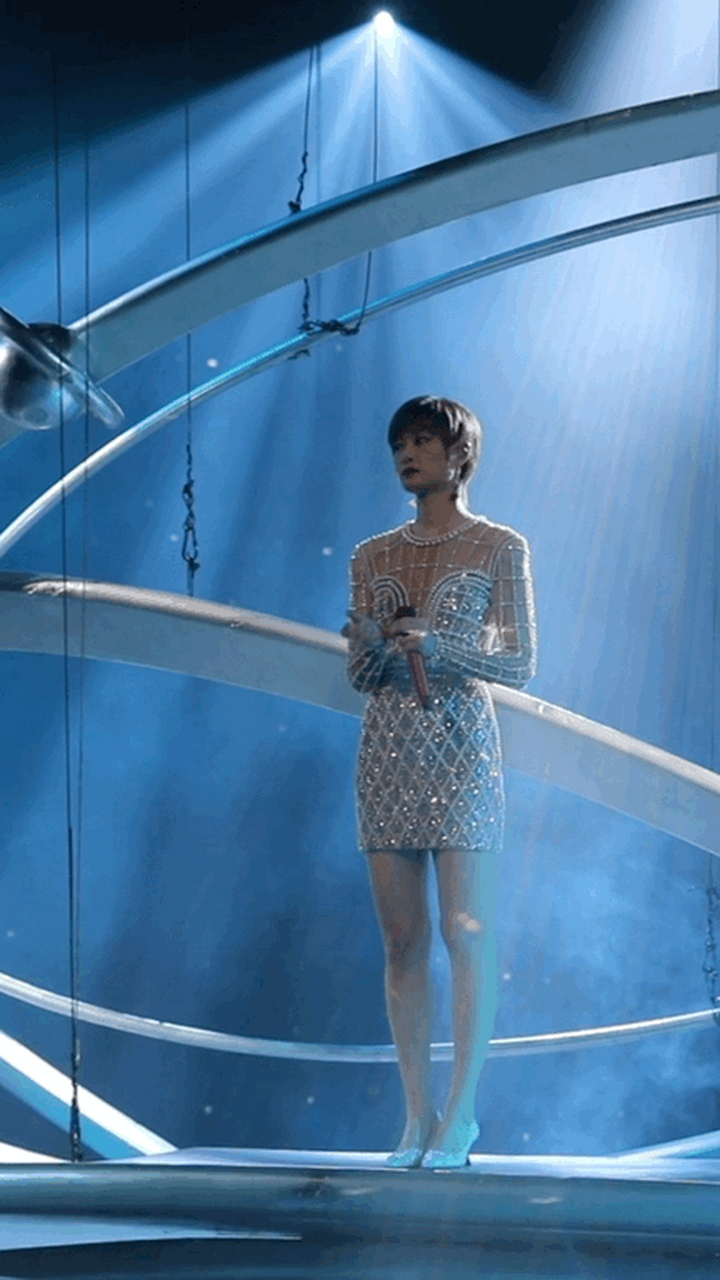 谁说李宇春穿不了高跟鞋,人家只是不穿而已,穿上简直又美又煞!