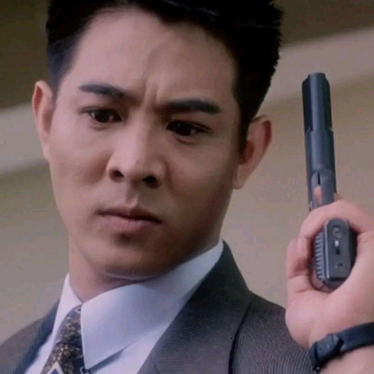 武打明星李连杰在香港拍武侠片,名气大了之后,片酬达到了几千万,于是