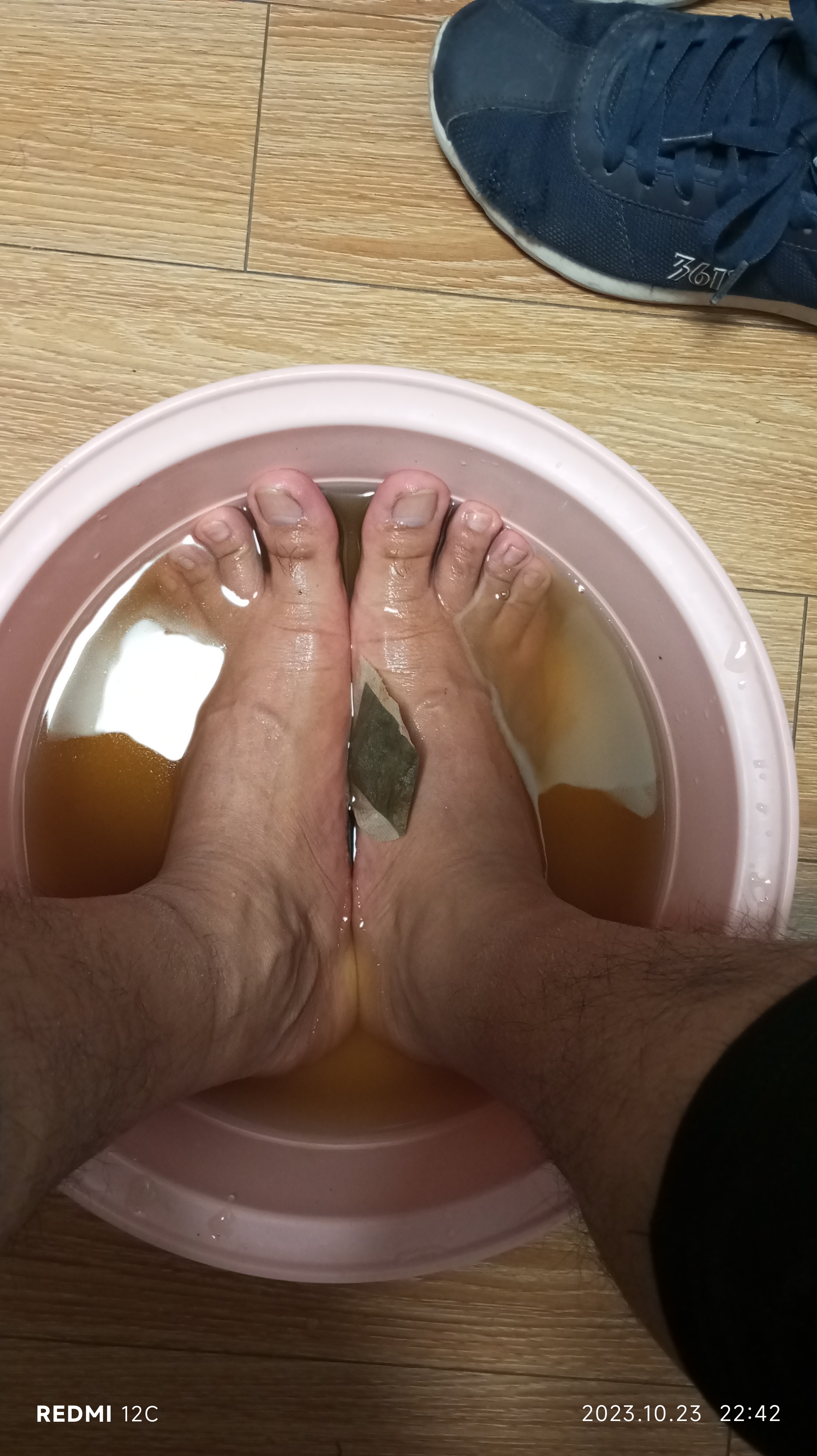 一到11点就想起来泡脚了,拿出以前买的泡脚包,烧了一壶热水,泡了